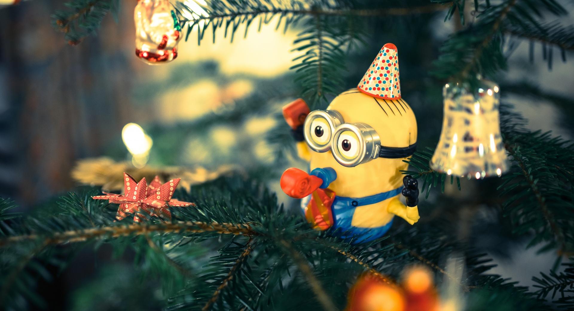 Christmas Tree Minion at 1600 x 1200 size wallpapers HD quality