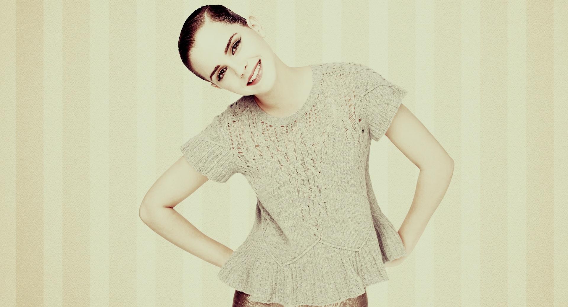 Emma Watson Fashion at 1334 x 750 iPhone 7 size wallpapers HD quality