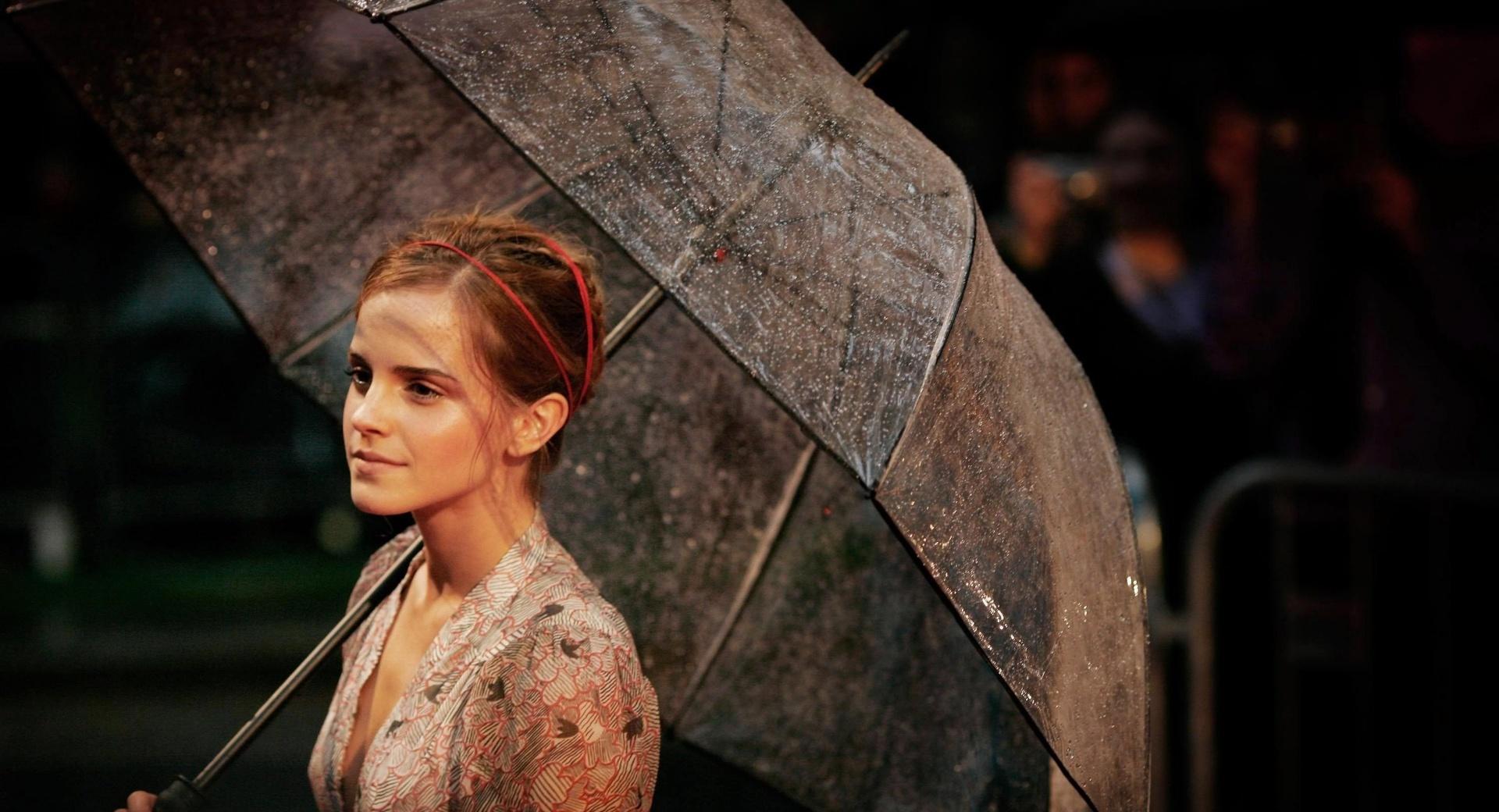 Emma Watson With Umbrella at 2048 x 2048 iPad size wallpapers HD quality