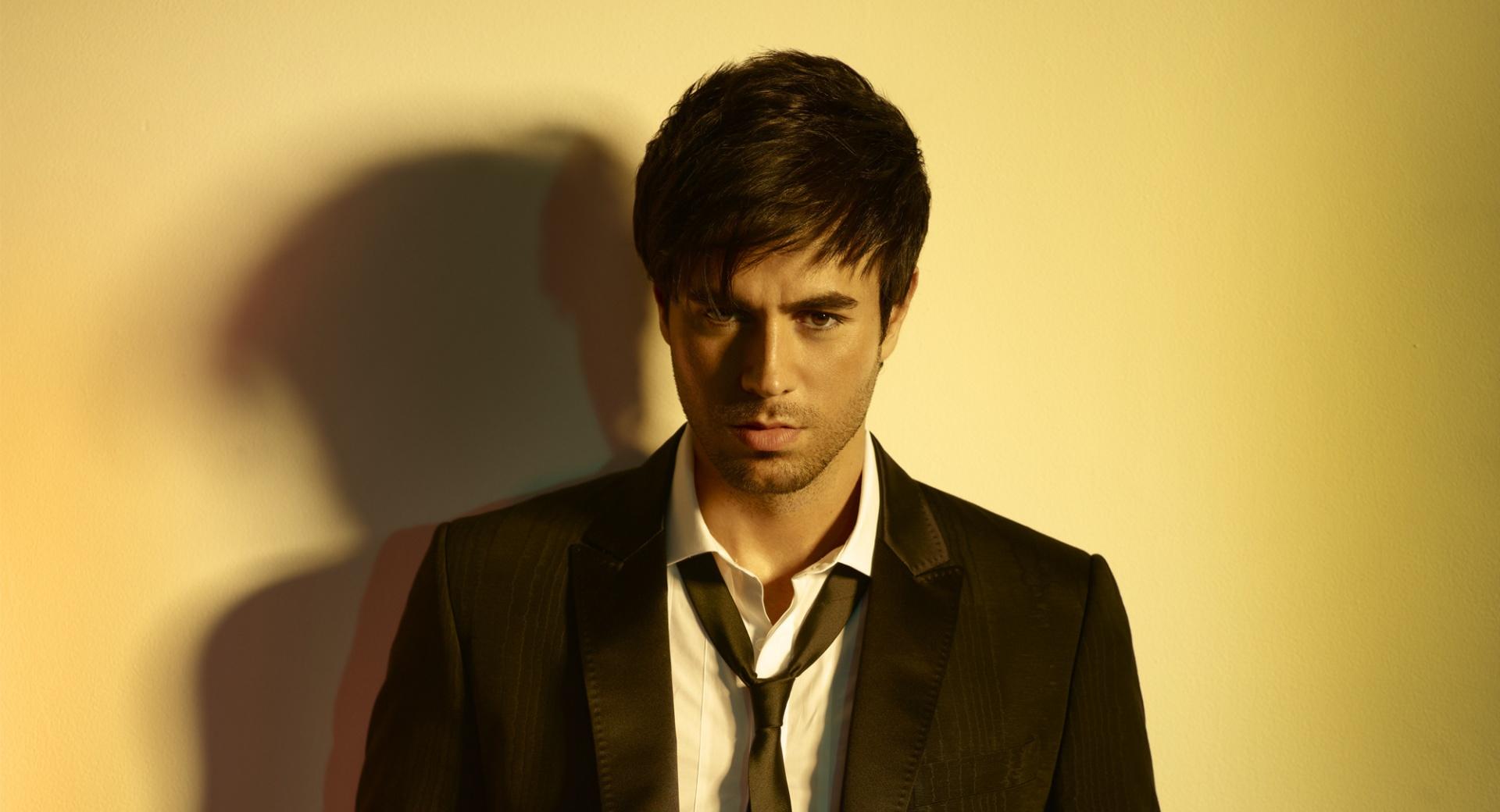 Enrique Iglesias FULL HD Photoshoot at 1334 x 750 iPhone 7 size wallpapers HD quality