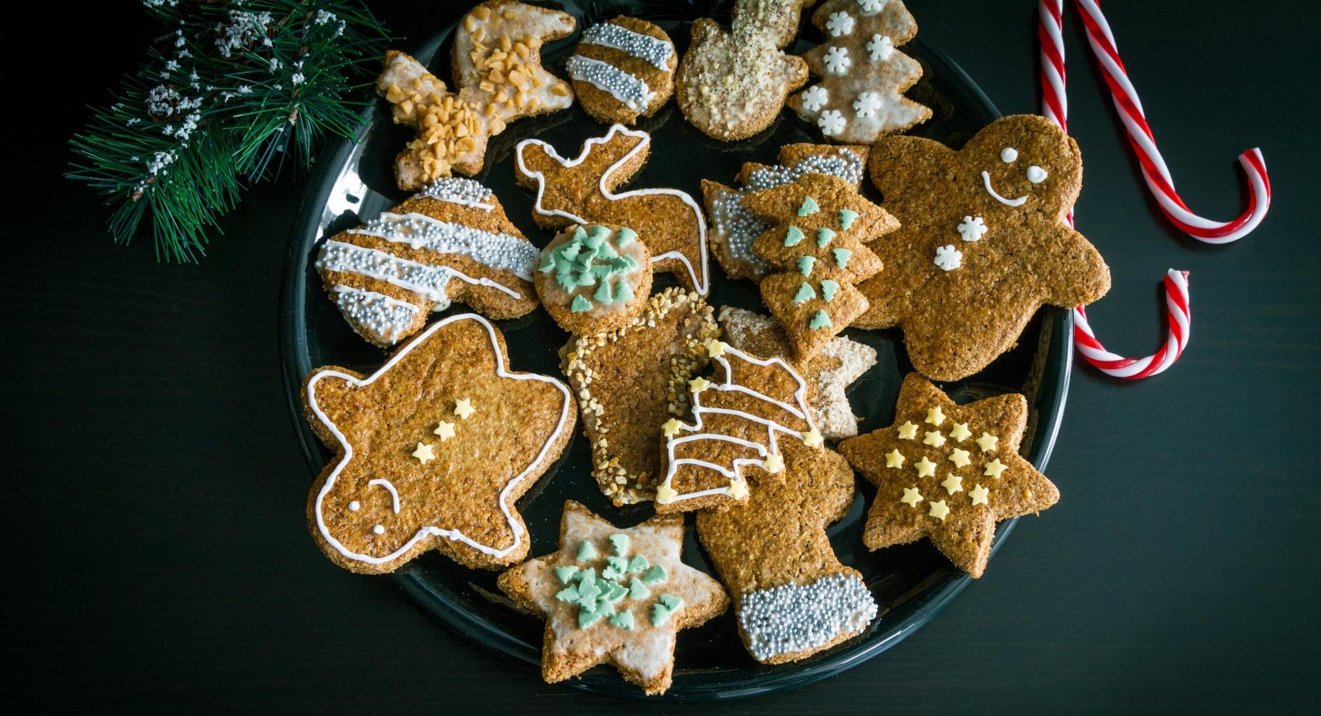 Gingerbread on a Plate at 2048 x 2048 iPad size wallpapers HD quality
