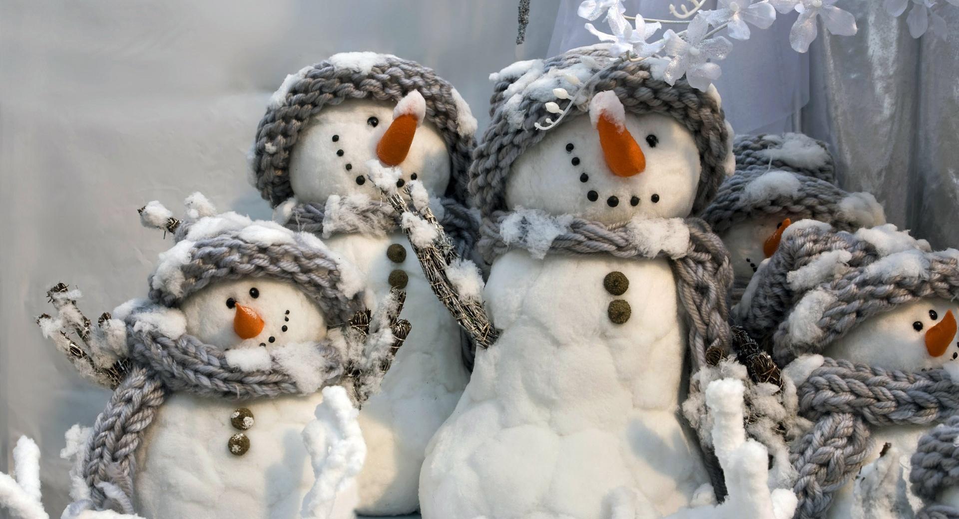 Happy Snowmen at 750 x 1334 iPhone 6 size wallpapers HD quality
