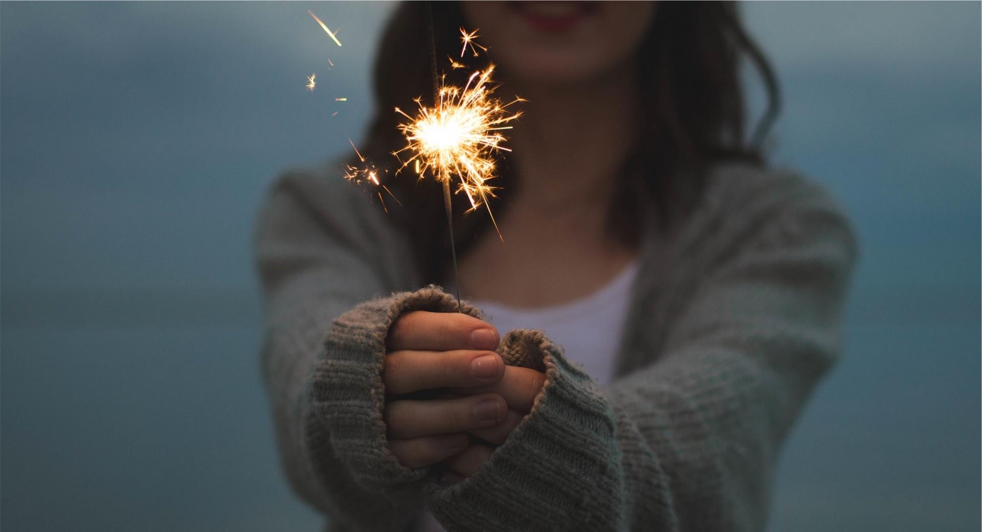Holding Sparkler at 1152 x 864 size wallpapers HD quality