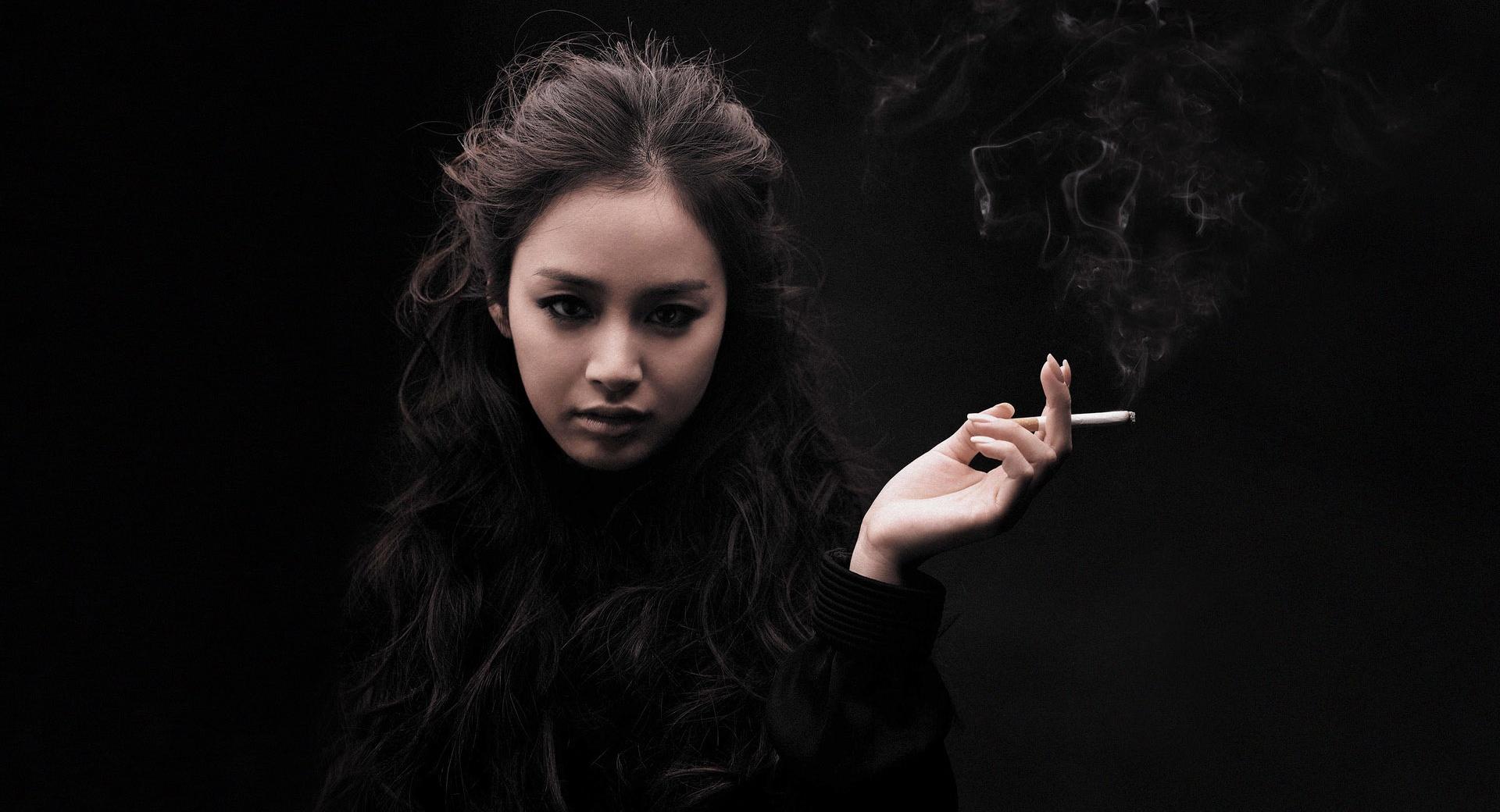 Kim Tae hee Smoking at 1152 x 864 size wallpapers HD quality