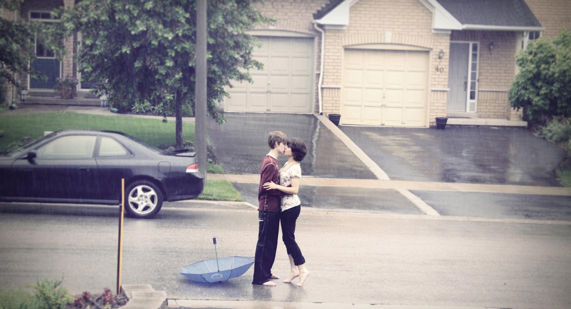 Kissing In The Rain at 1152 x 864 size wallpapers HD quality