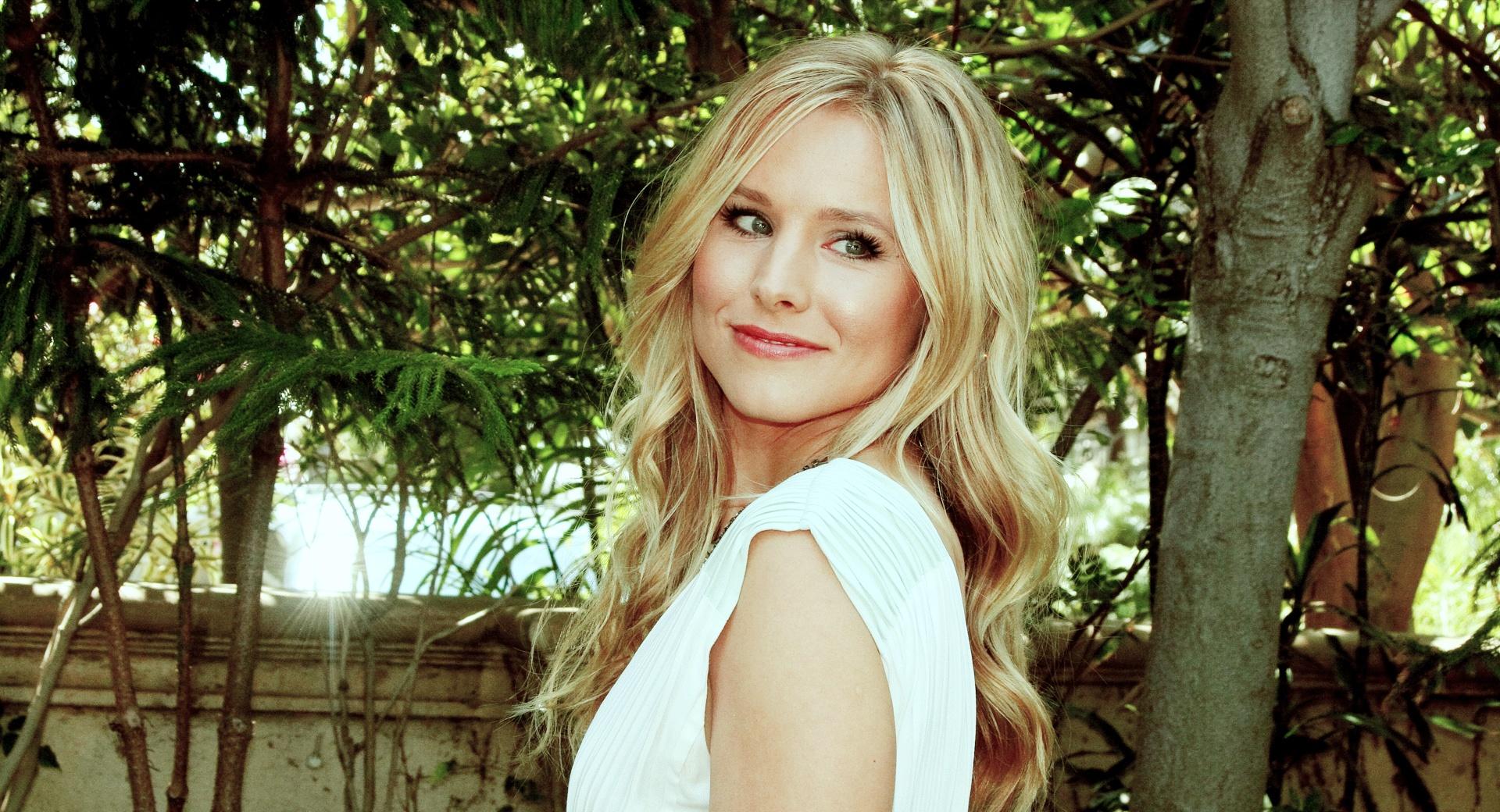 Kristen Bell 2012 at 750 x 1334 iPhone 6 size wallpapers HD quality