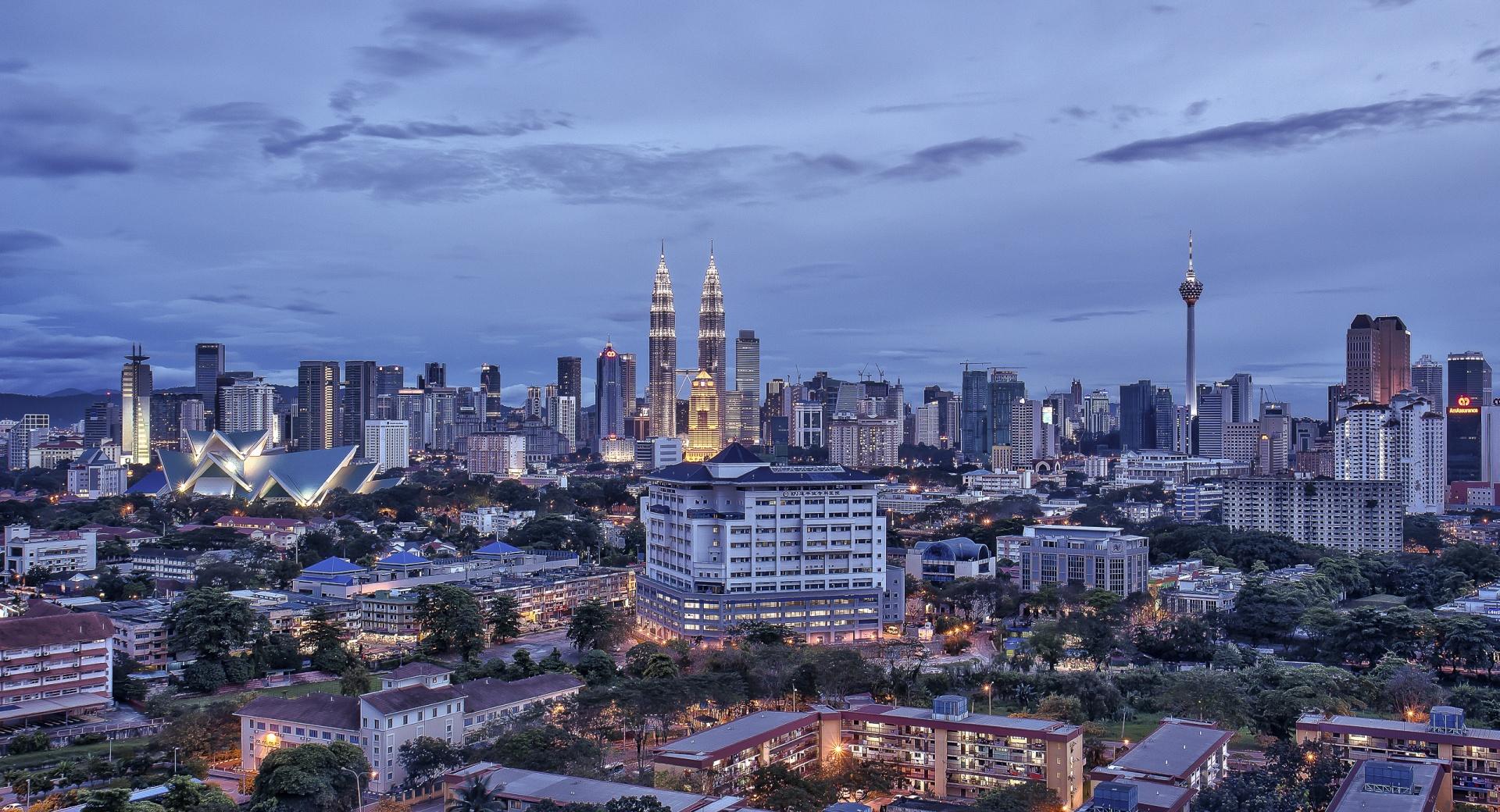 Kuala Lumpur Malaysia City In The Evening at 1152 x 864 size wallpapers HD quality