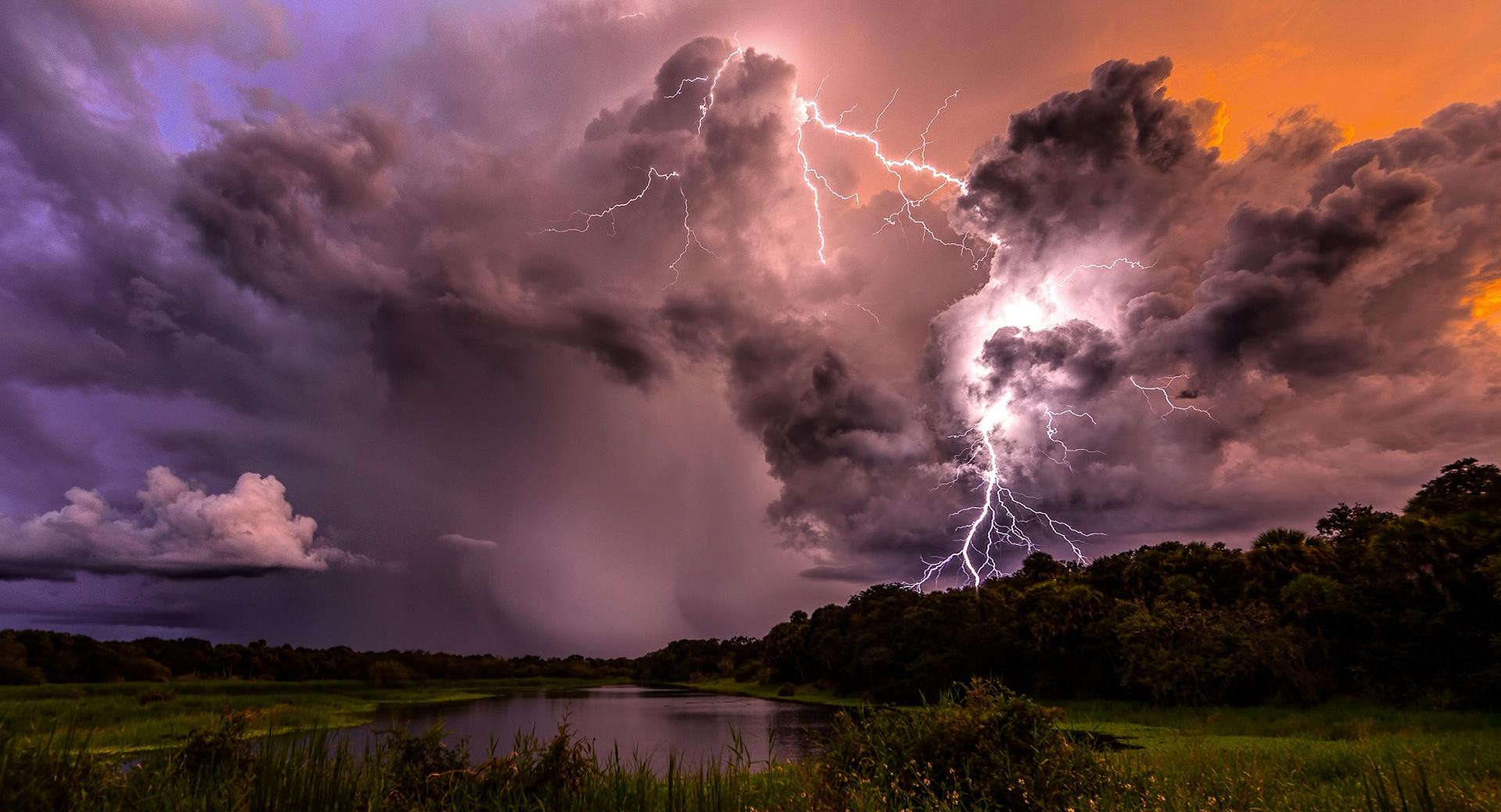 Lightning Strike at 1152 x 864 size wallpapers HD quality