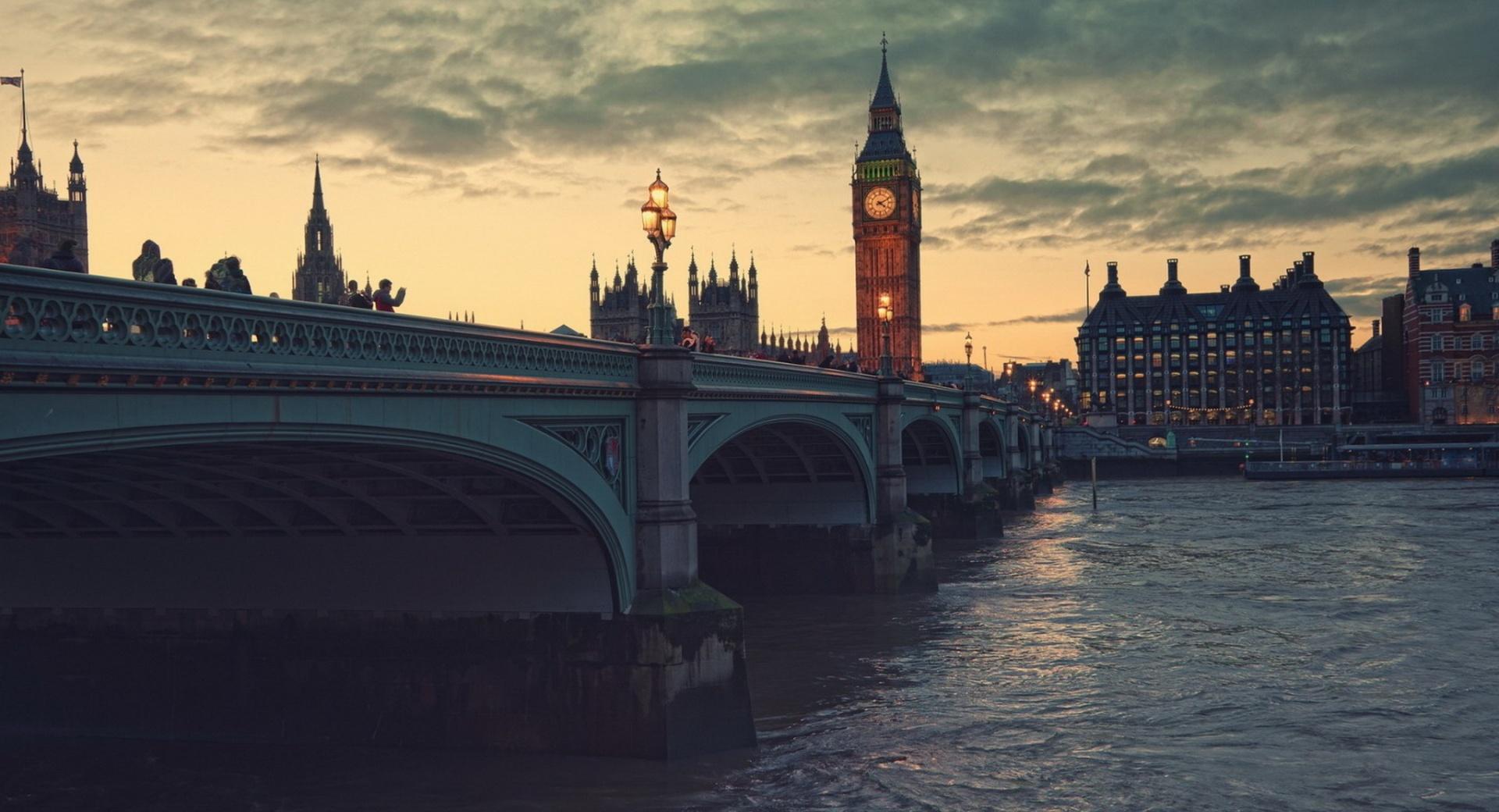 London At Dusk at 640 x 960 iPhone 4 size wallpapers HD quality