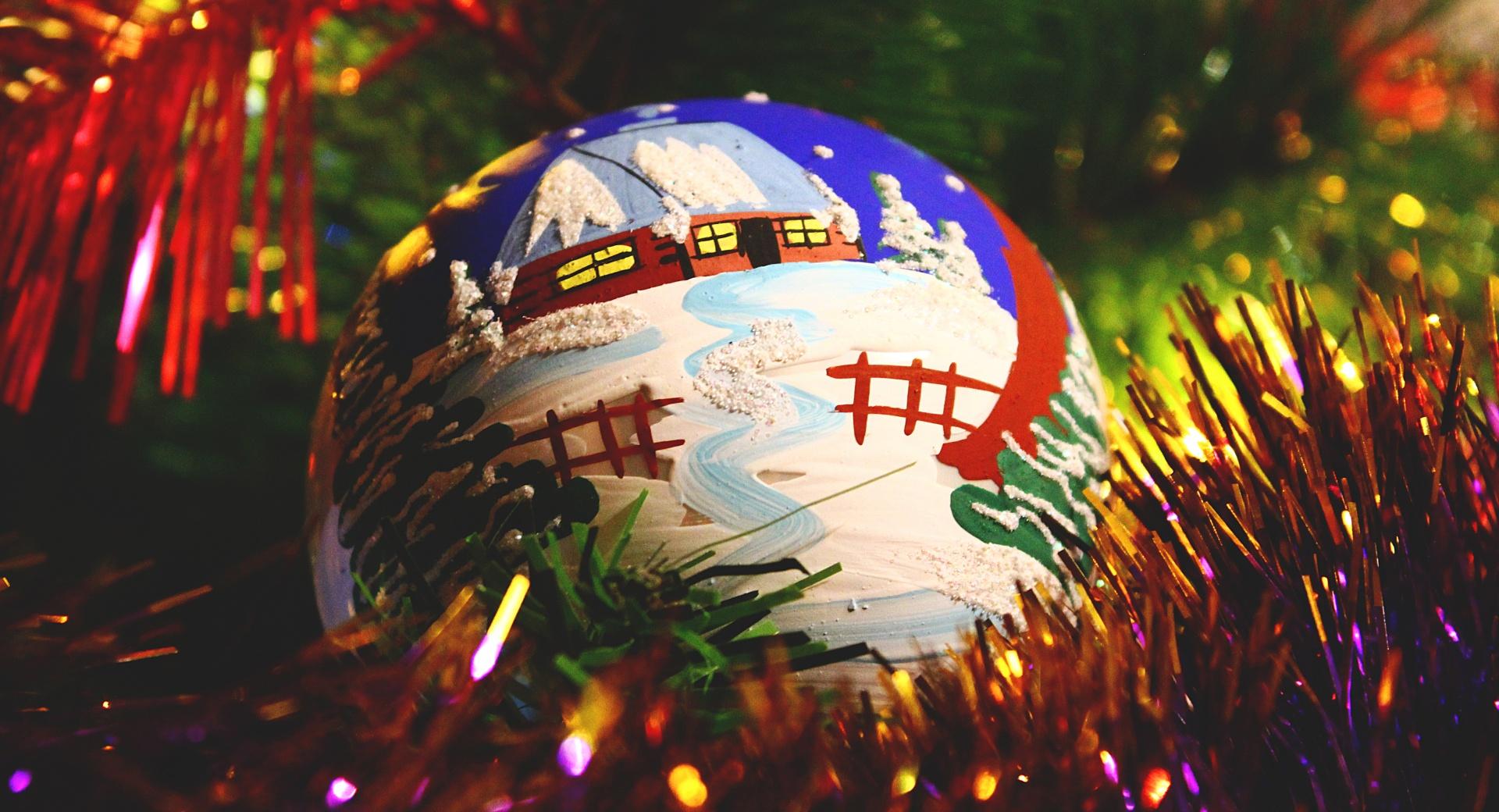 Painted Christmas Ball wallpapers HD quality