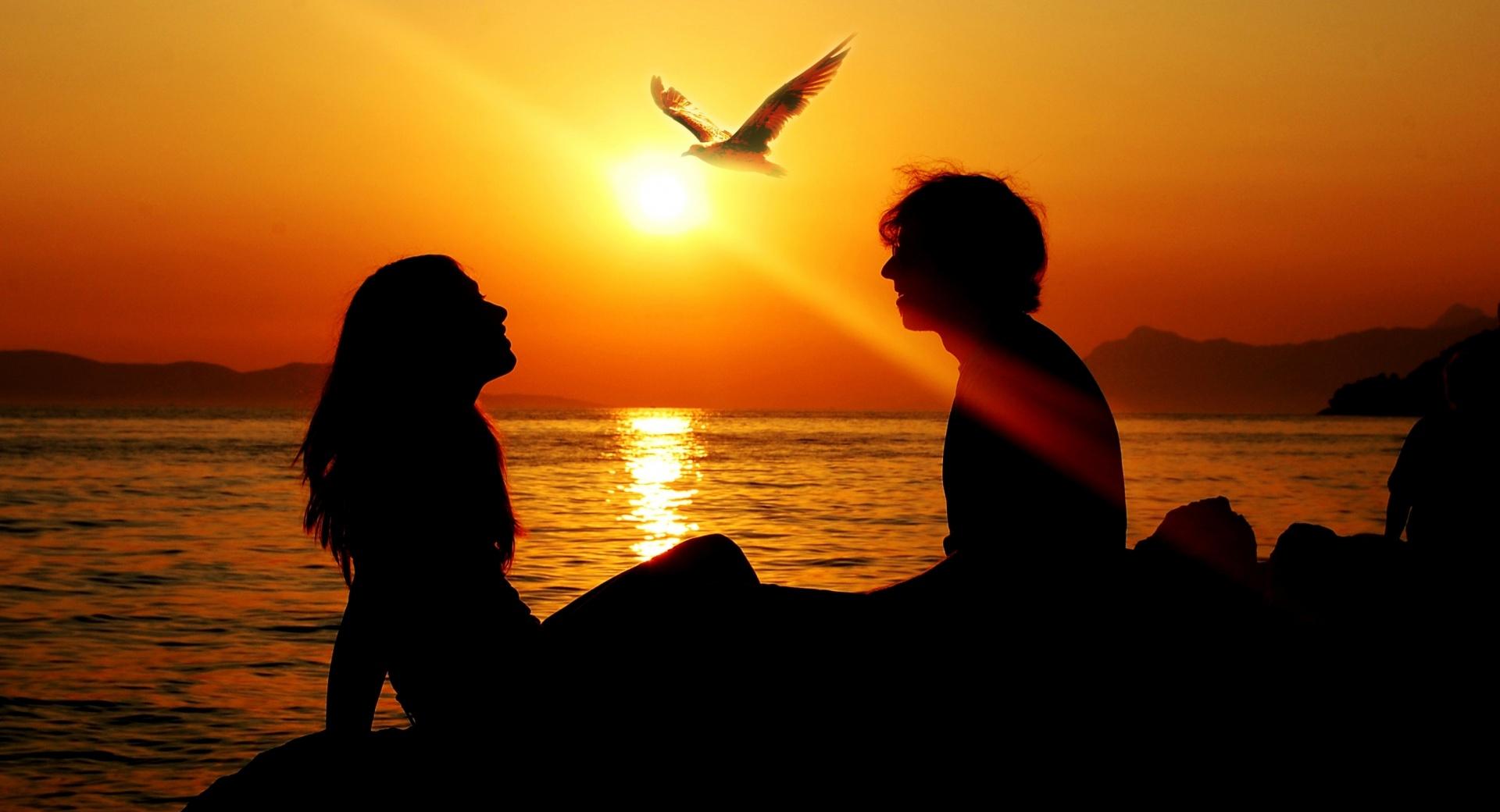 Romantic Couple Sunset at 1024 x 1024 iPad size wallpapers HD quality
