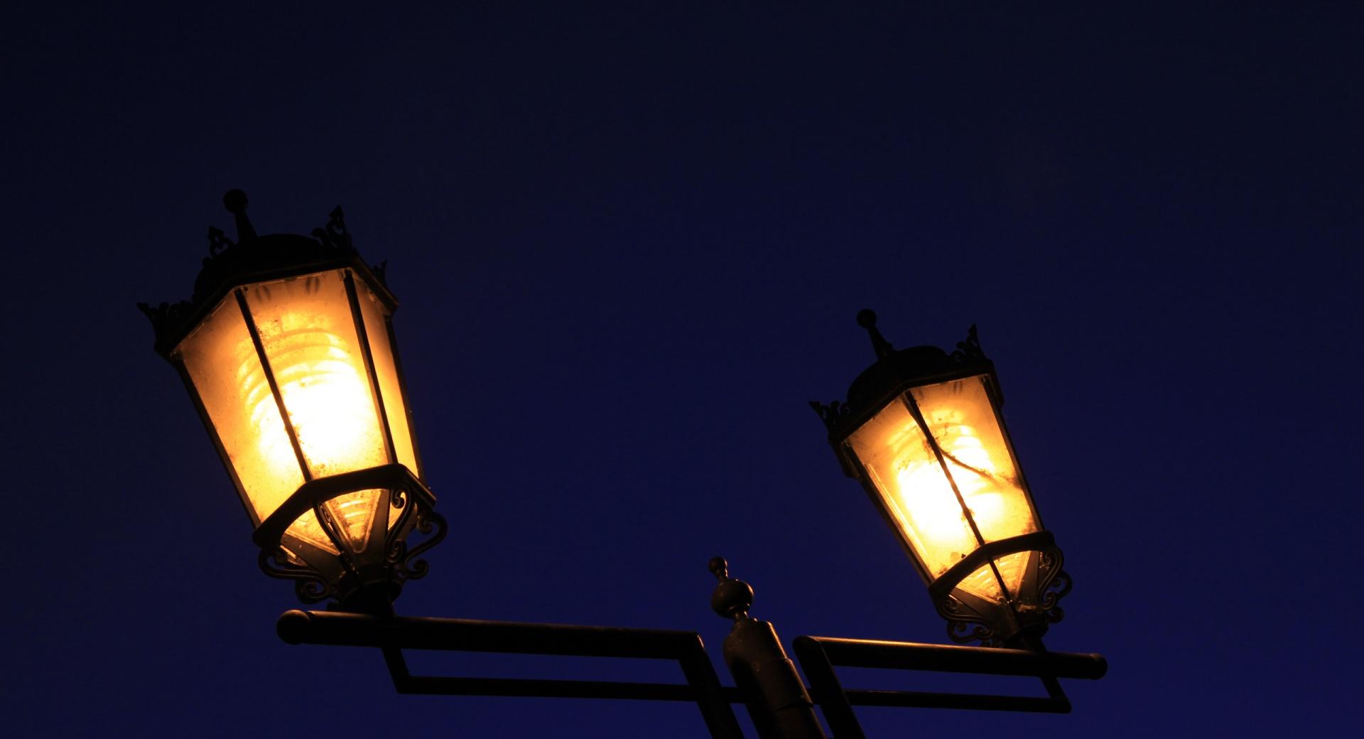 Street Lamp At Night at 1600 x 1200 size wallpapers HD quality