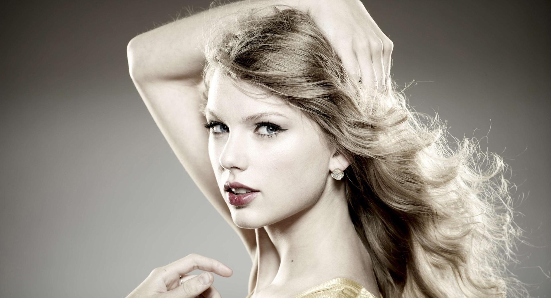 Taylor Swift 2012 at 1024 x 1024 iPad size wallpapers HD quality