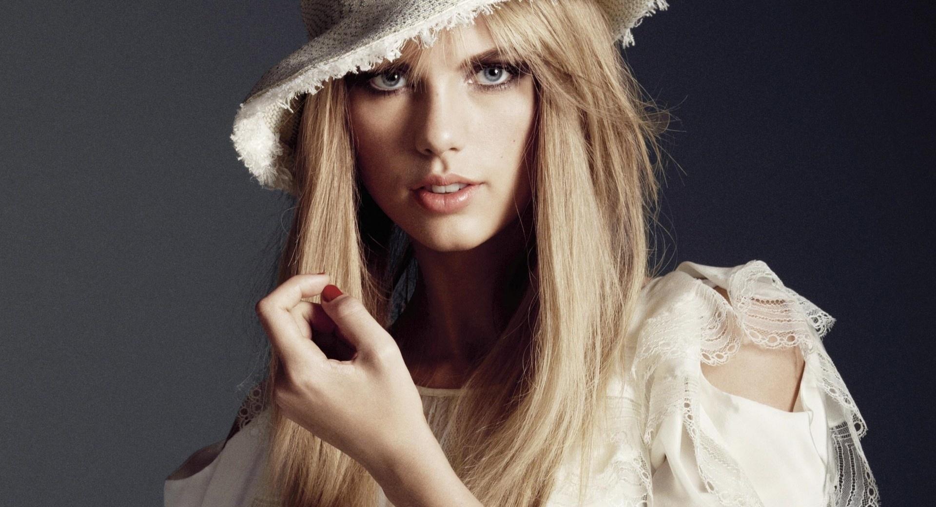 Taylor Swift Celebrity at 1600 x 1200 size wallpapers HD quality