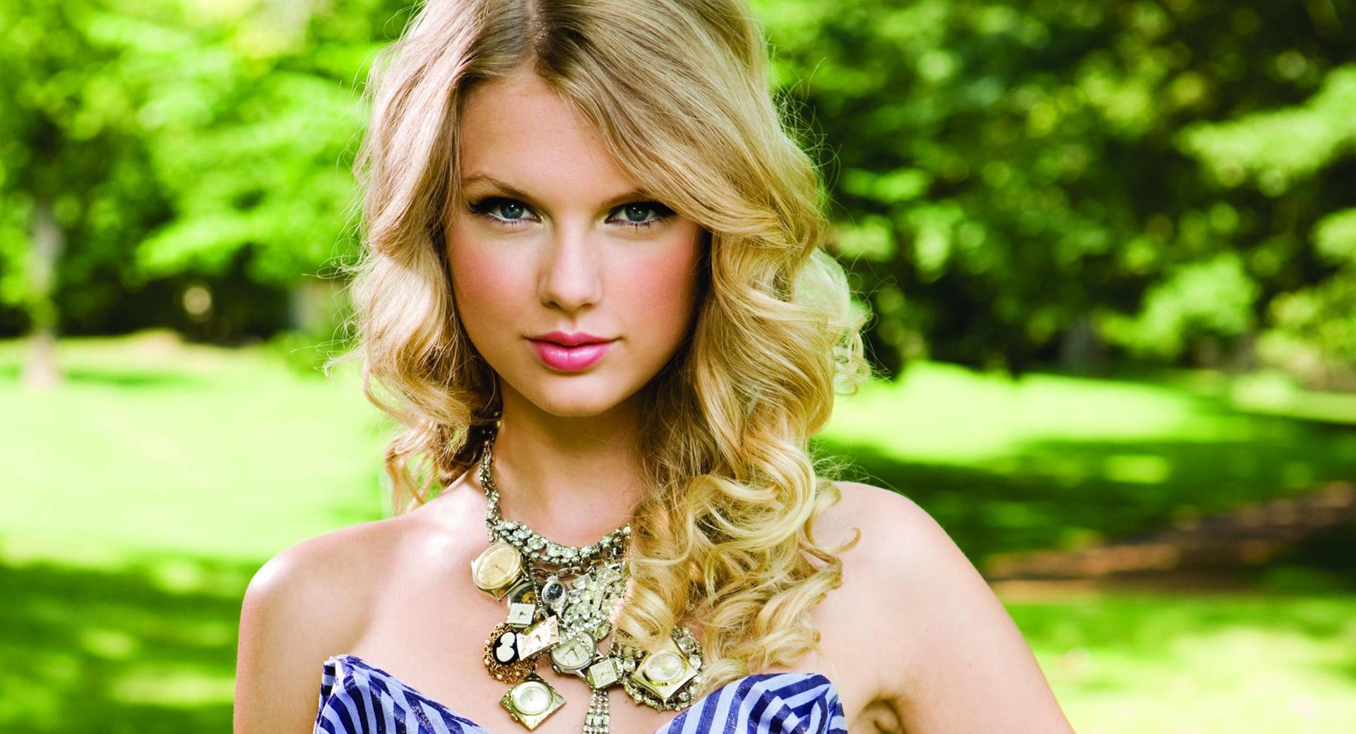 Taylor Swift Outside at 1600 x 1200 size wallpapers HD quality