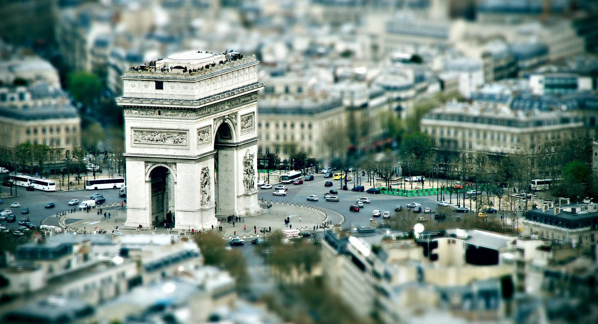 Triumphal Arch Paris at 320 x 480 iPhone size wallpapers HD quality