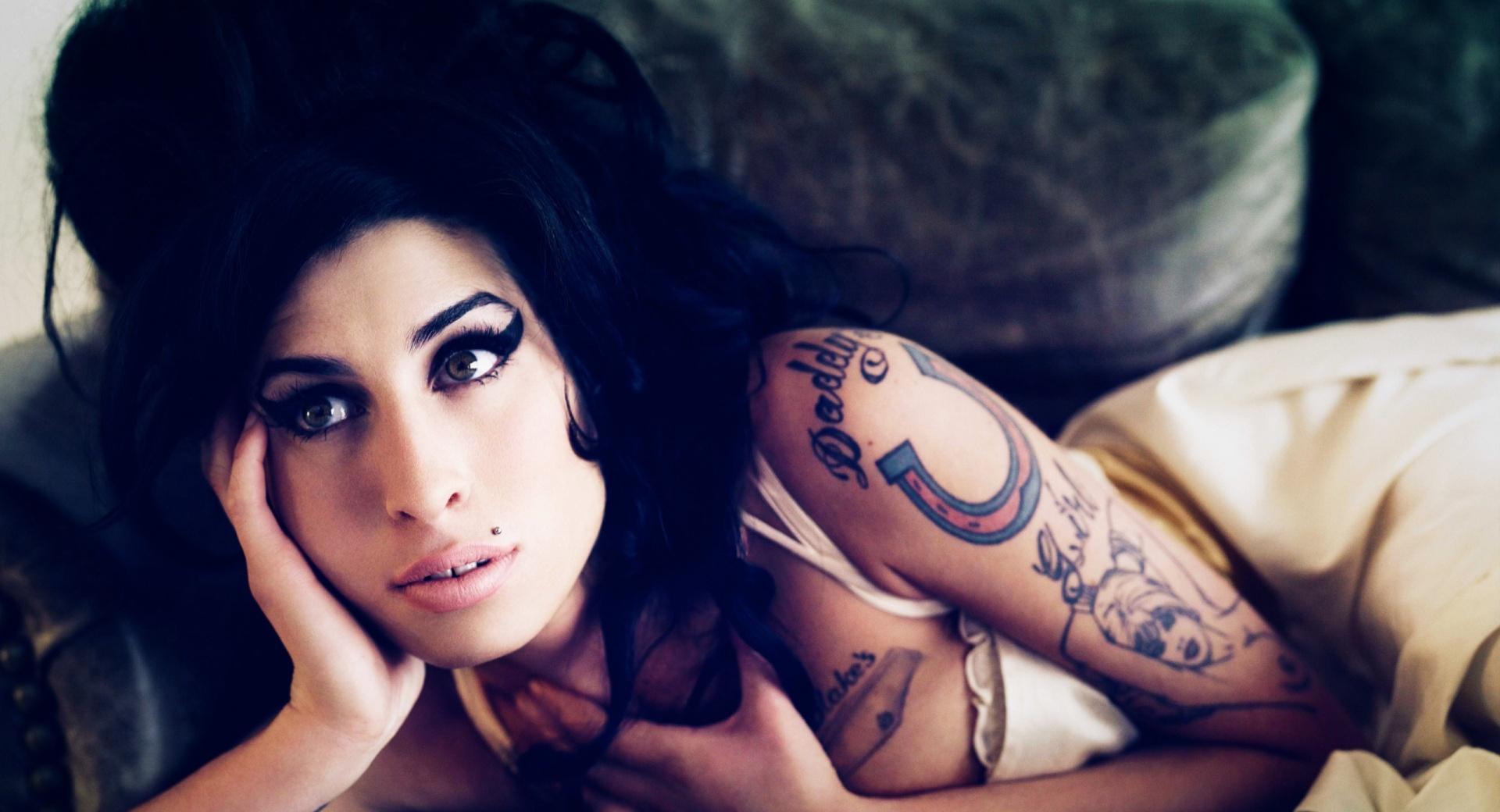 Amy Winehouse Hot at 320 x 480 iPhone size wallpapers HD quality