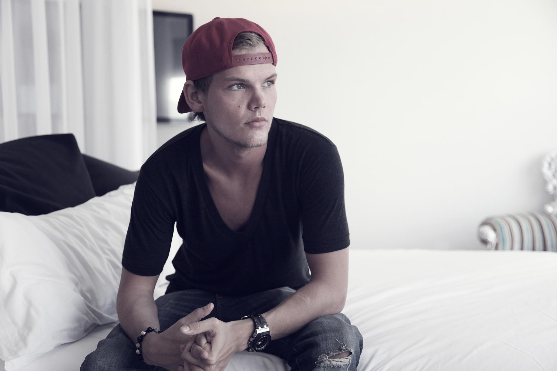 Avicii at 750 x 1334 iPhone 6 size wallpapers HD quality