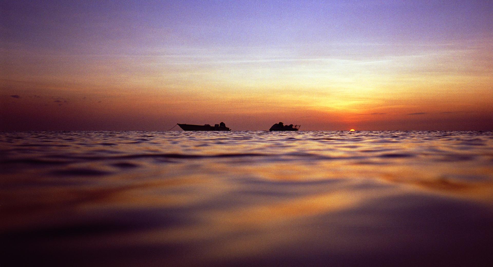 Bamfield Beach, Torres Strait at 320 x 480 iPhone size wallpapers HD quality