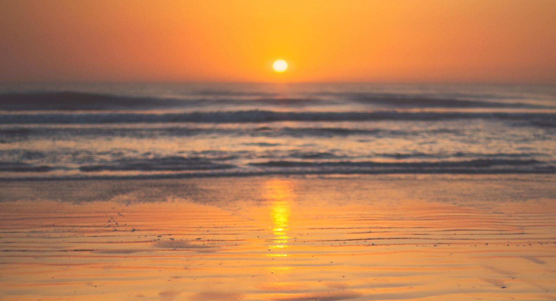 Beautiful Sunrise Beach at 320 x 480 iPhone size wallpapers HD quality