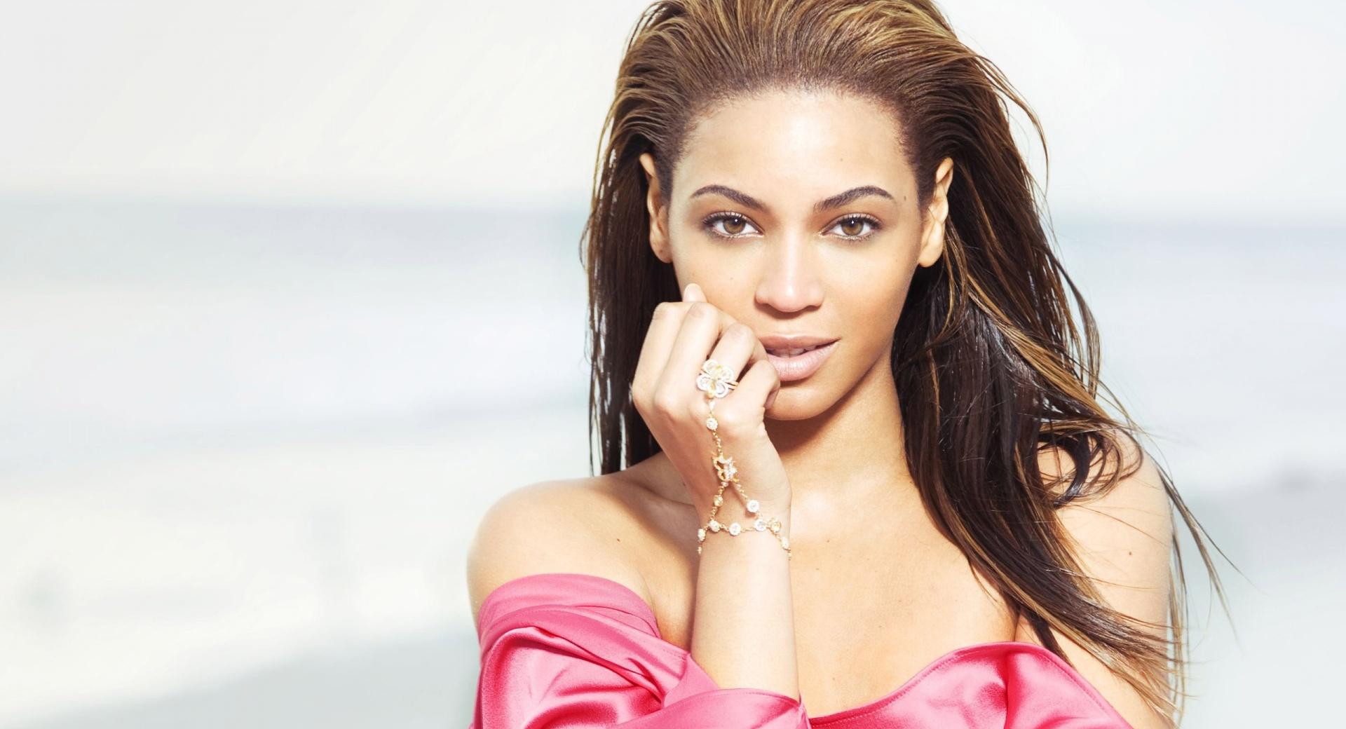 Beyonce Knowles, Beach at 750 x 1334 iPhone 6 size wallpapers HD quality