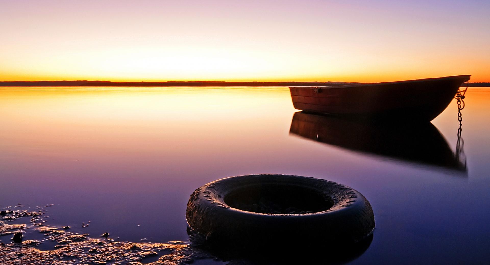 Boat And Tire at 640 x 1136 iPhone 5 size wallpapers HD quality