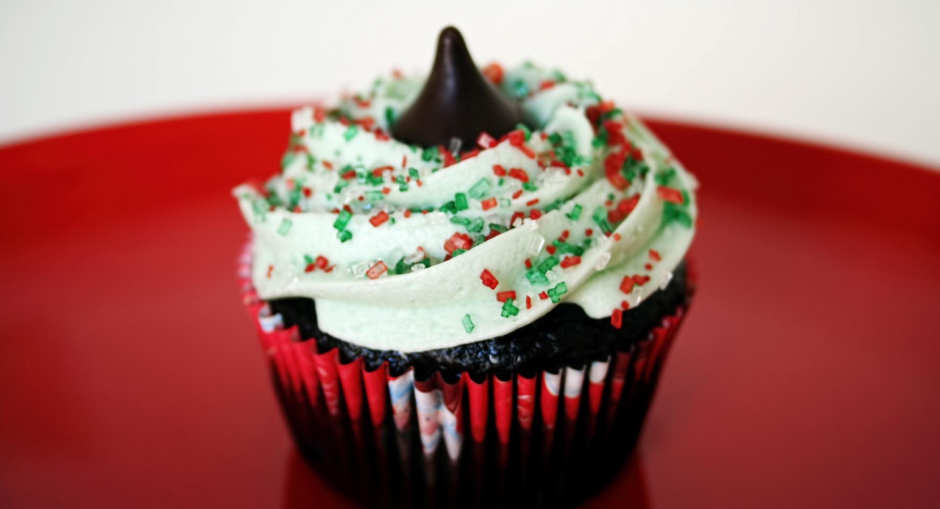 Christmas Cupcake at 320 x 480 iPhone size wallpapers HD quality
