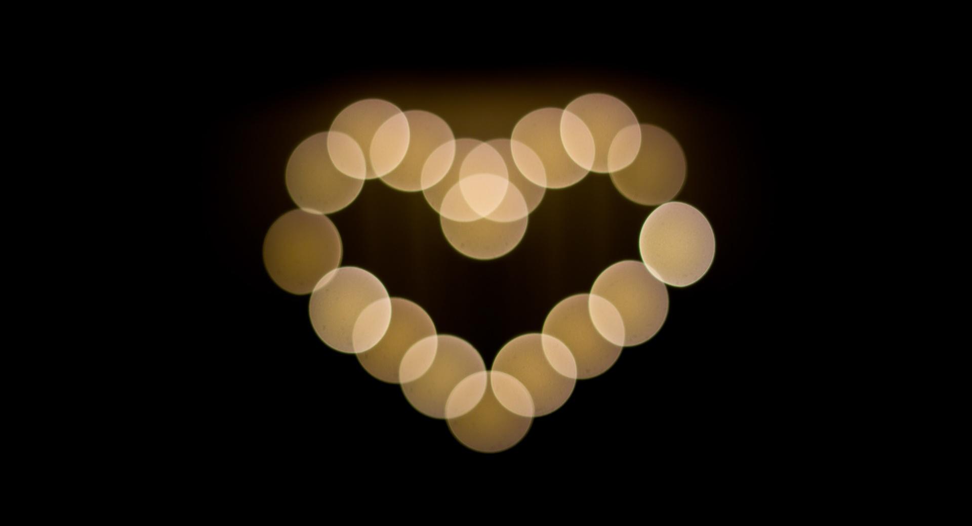 Christmas Heart at 320 x 480 iPhone size wallpapers HD quality