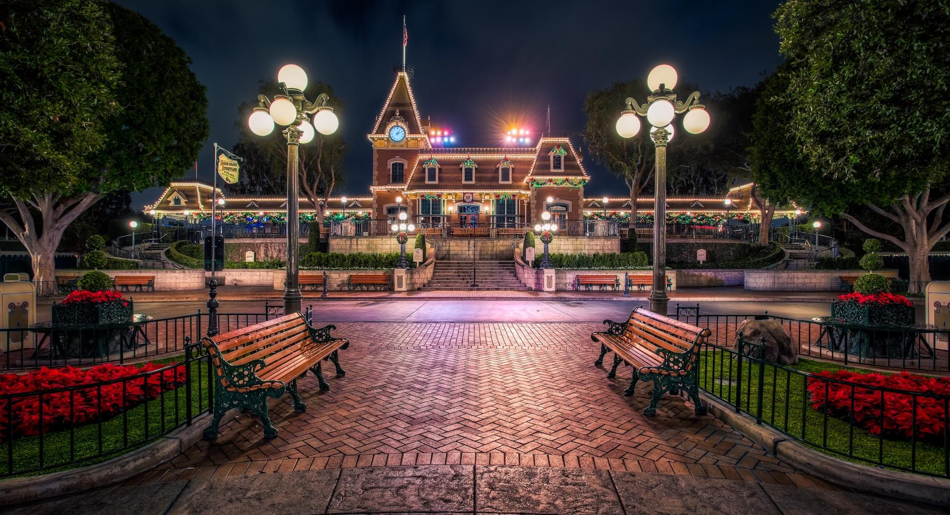 Christmas Train Station at 640 x 1136 iPhone 5 size wallpapers HD quality
