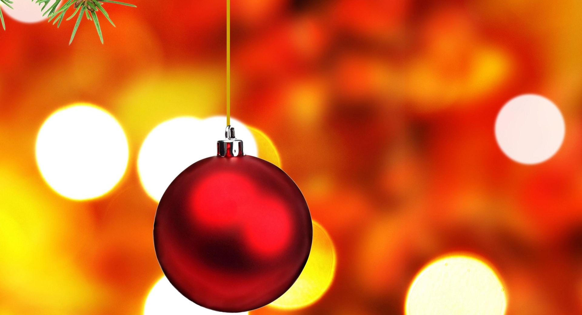 Christmas Tree Ball at 640 x 960 iPhone 4 size wallpapers HD quality