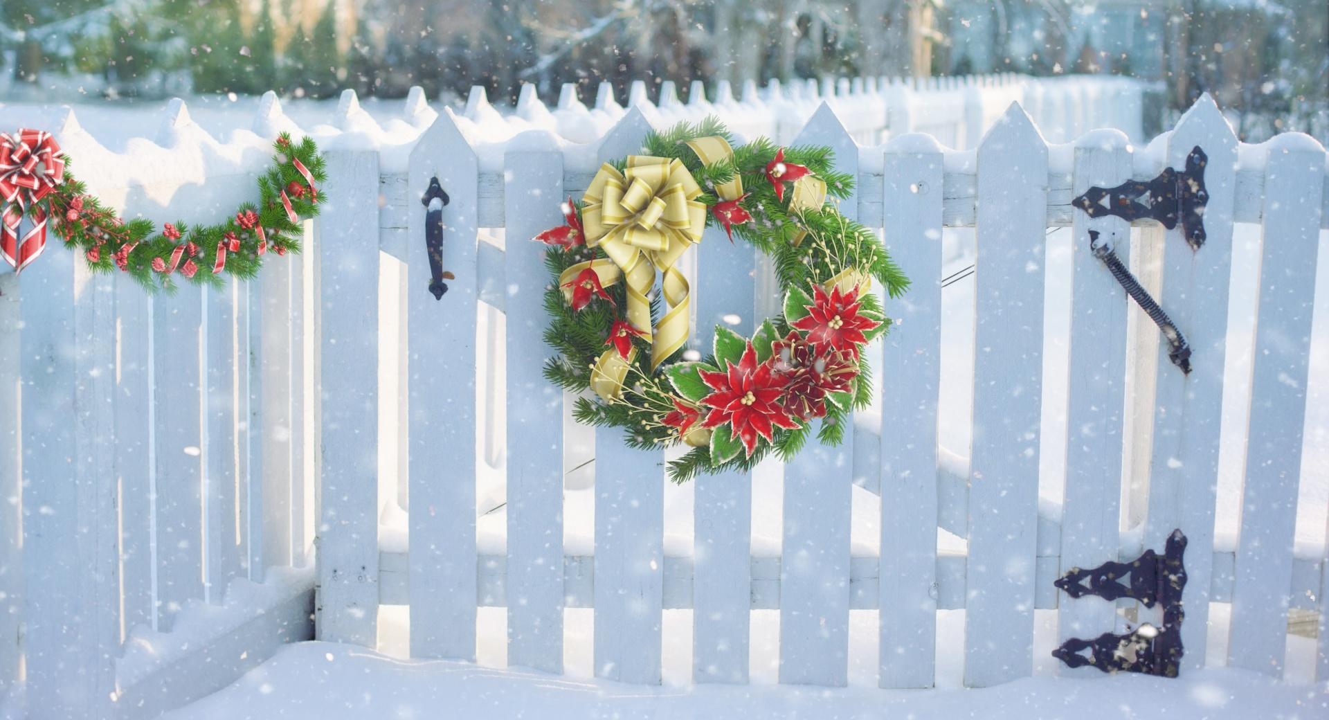 Christmas Wreath On White Fence at 1152 x 864 size wallpapers HD quality
