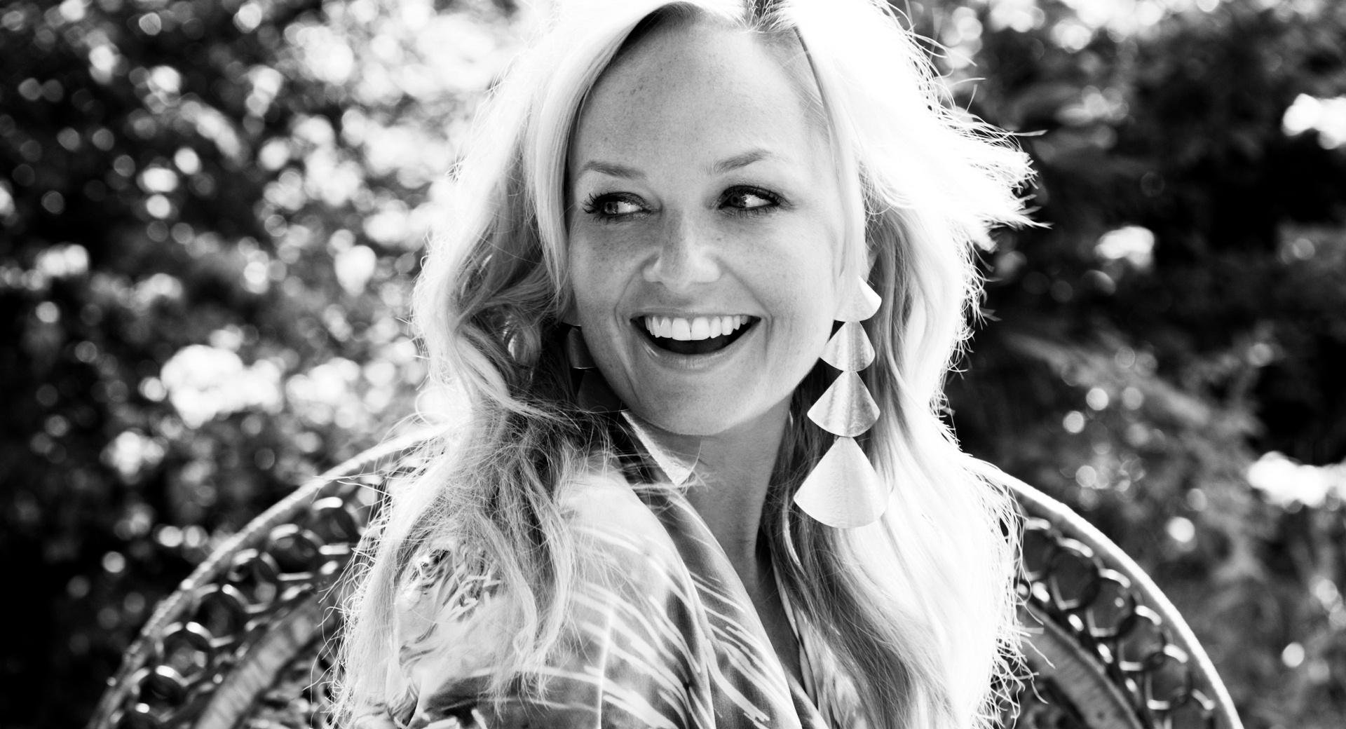 Emma Bunton Smiling at 640 x 1136 iPhone 5 size wallpapers HD quality