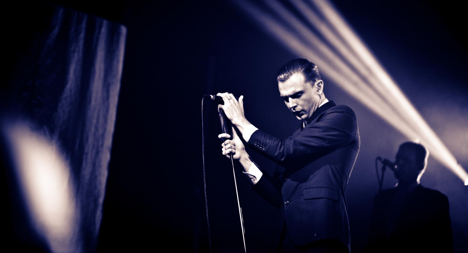 Hurts Theo Hutchcraft at 1024 x 1024 iPad size wallpapers HD quality