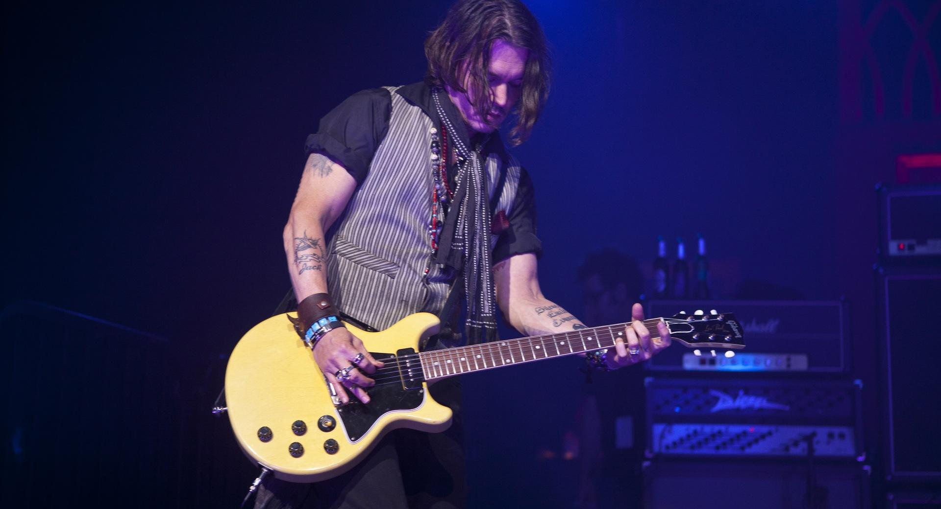Johnny Depp Playing Guitar at 750 x 1334 iPhone 6 size wallpapers HD quality