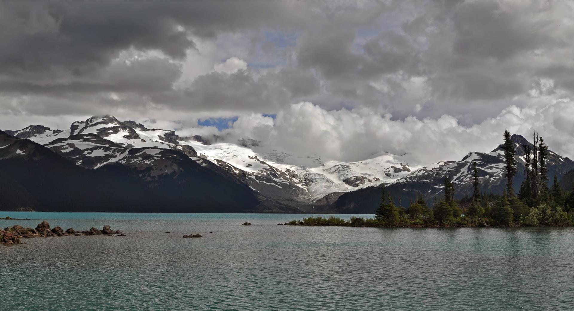 Mountain Lake Panorama at 1024 x 1024 iPad size wallpapers HD quality