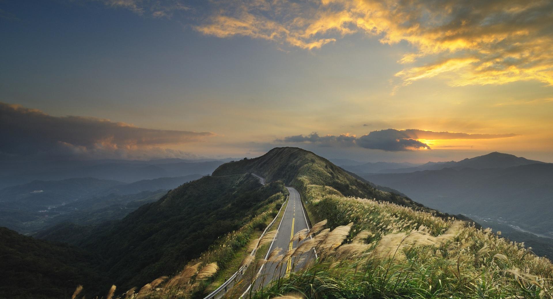 Mountain Road Top at 640 x 1136 iPhone 5 size wallpapers HD quality