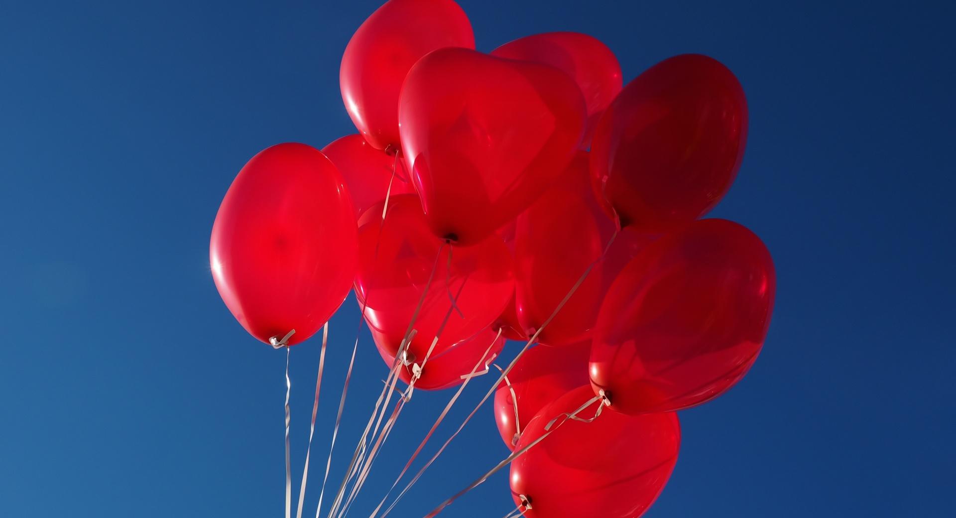 Red Heart Balloons in the Sky wallpapers HD quality