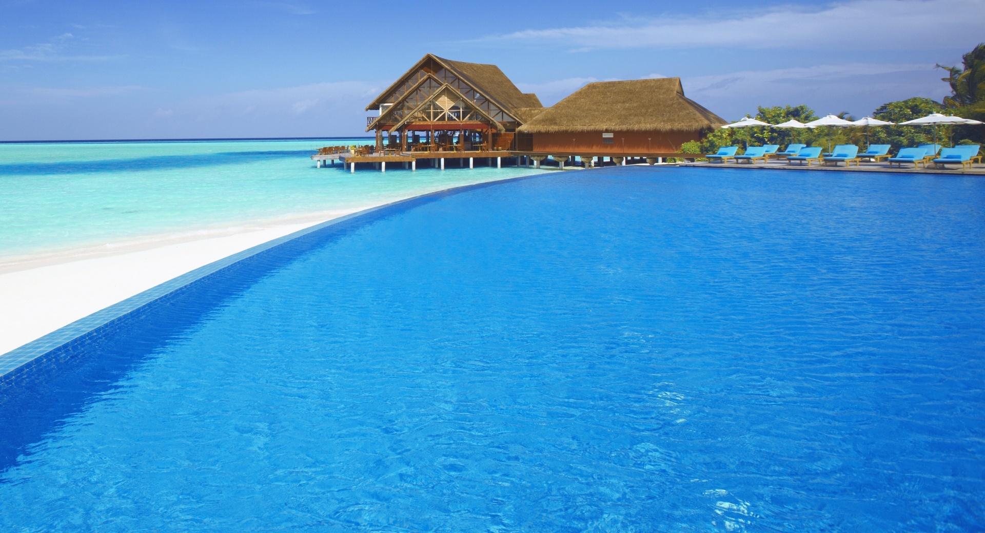 Resort Swimming Pool at 1024 x 1024 iPad size wallpapers HD quality
