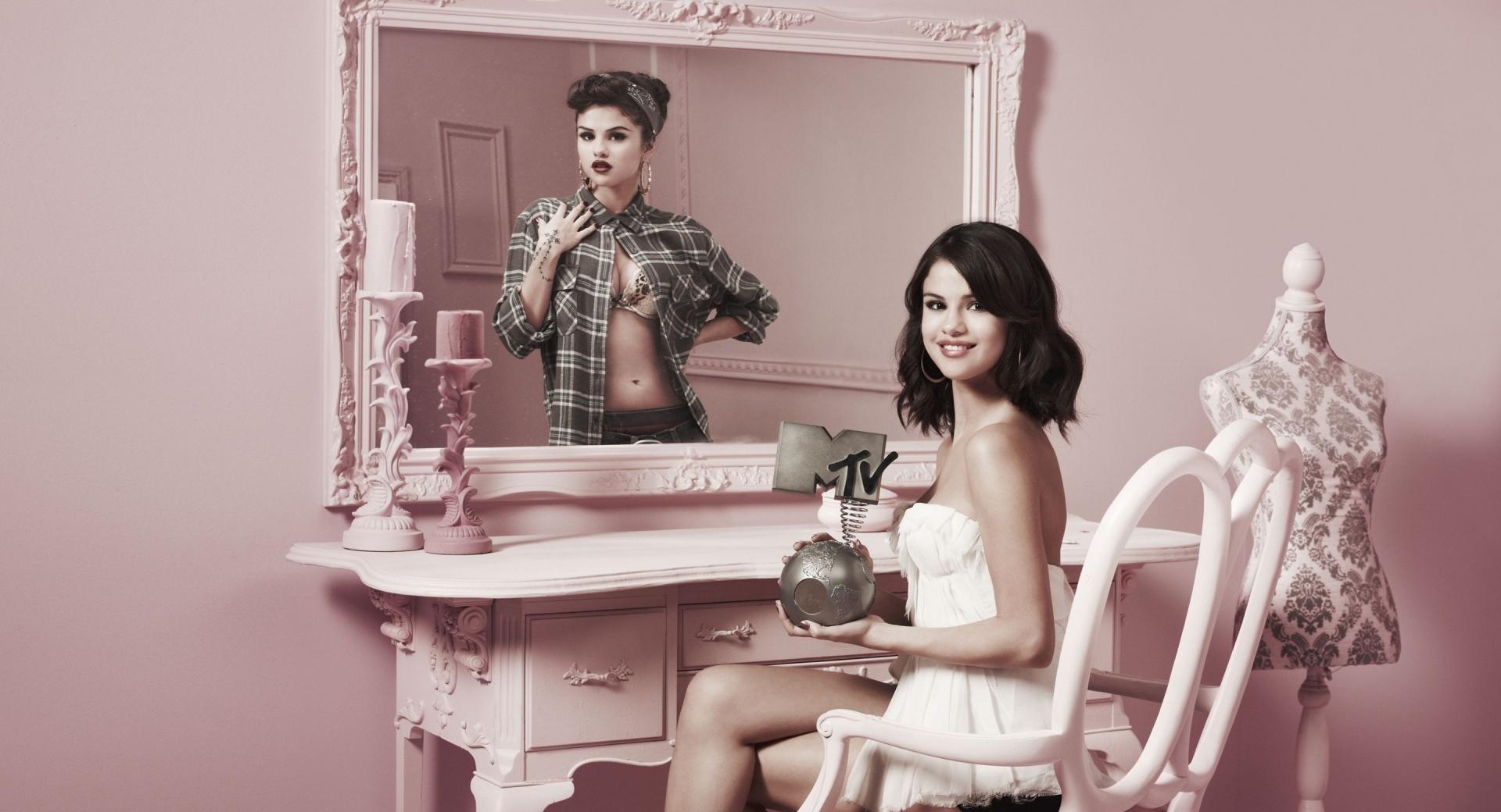Selena Gomez MTV at 1024 x 1024 iPad size wallpapers HD quality