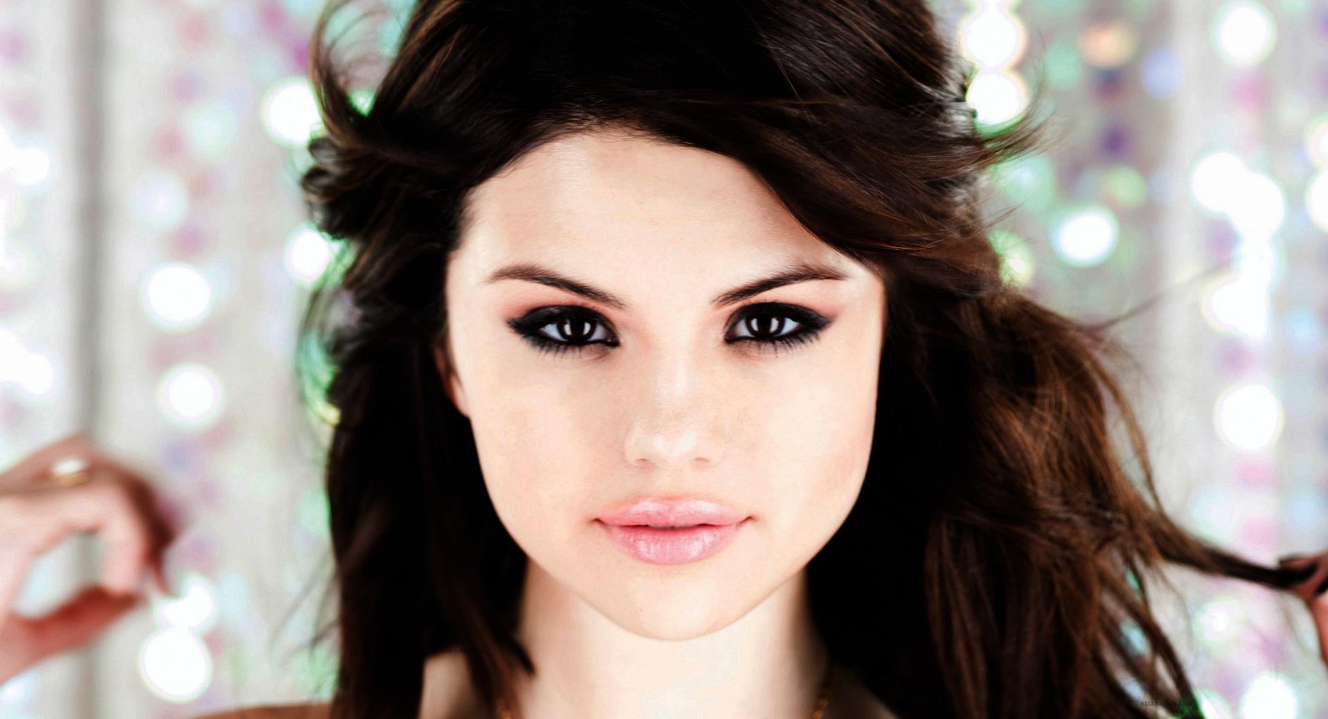 Selena Gomez Portrait at 2048 x 2048 iPad size wallpapers HD quality