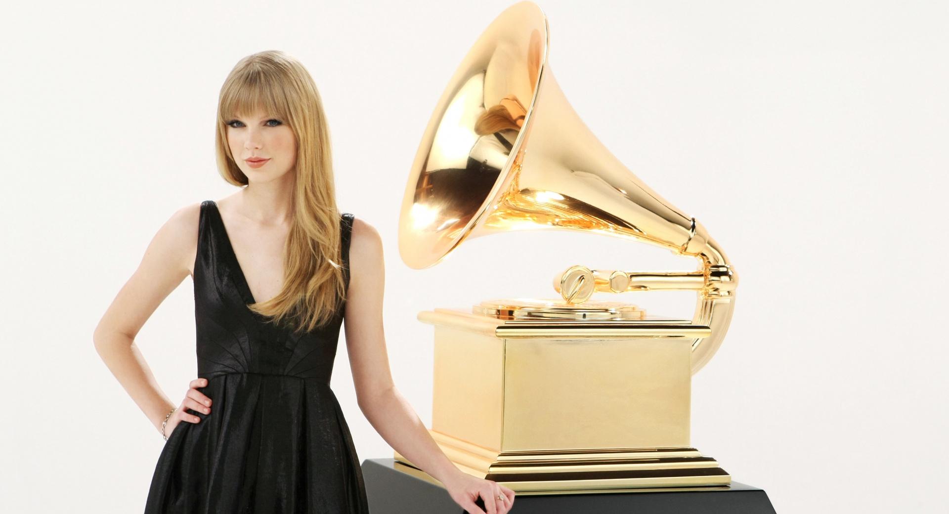 Taylor Swift Grammy at 640 x 960 iPhone 4 size wallpapers HD quality