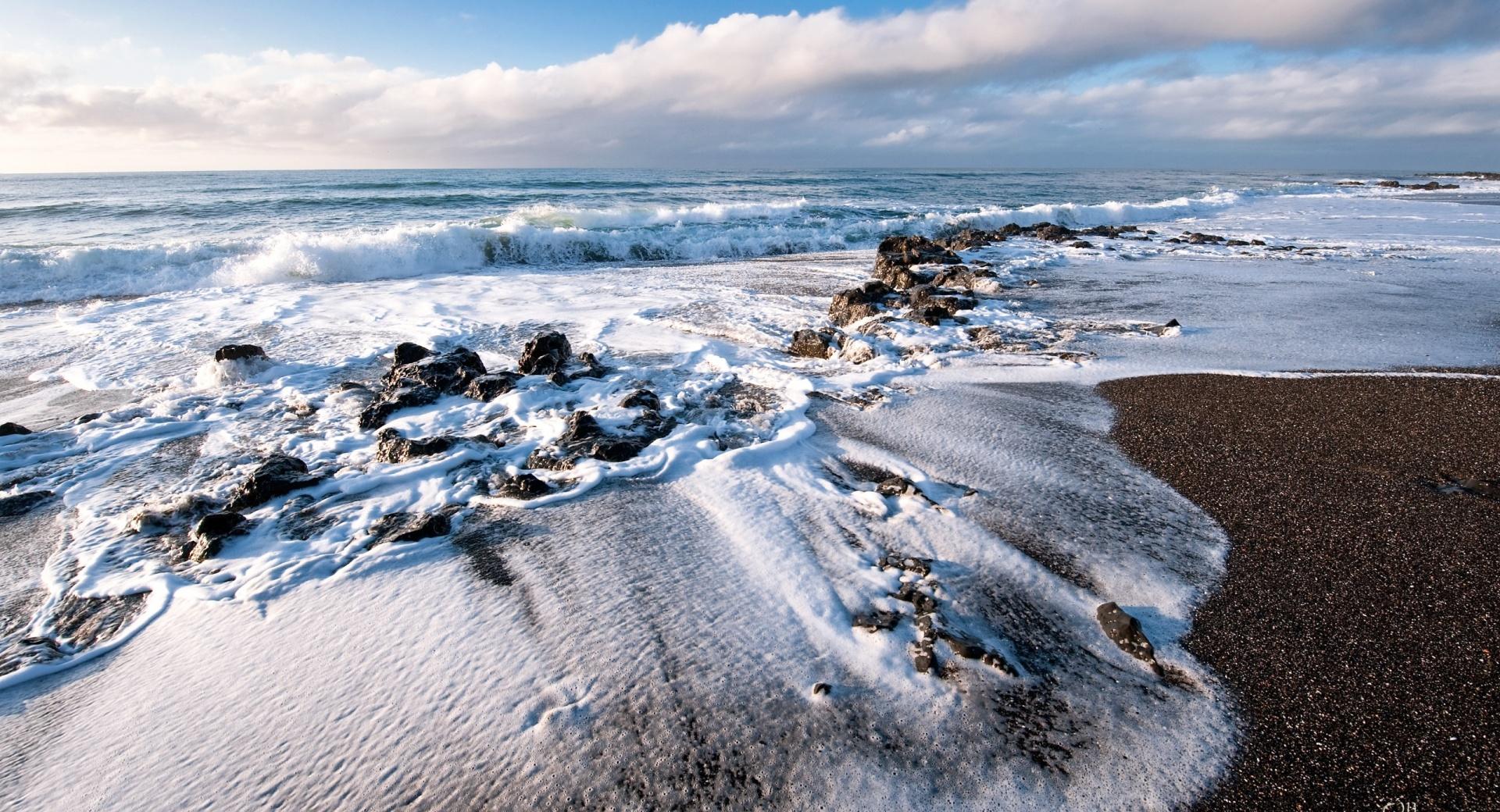 Waves Crashing On The Beach wallpapers HD quality