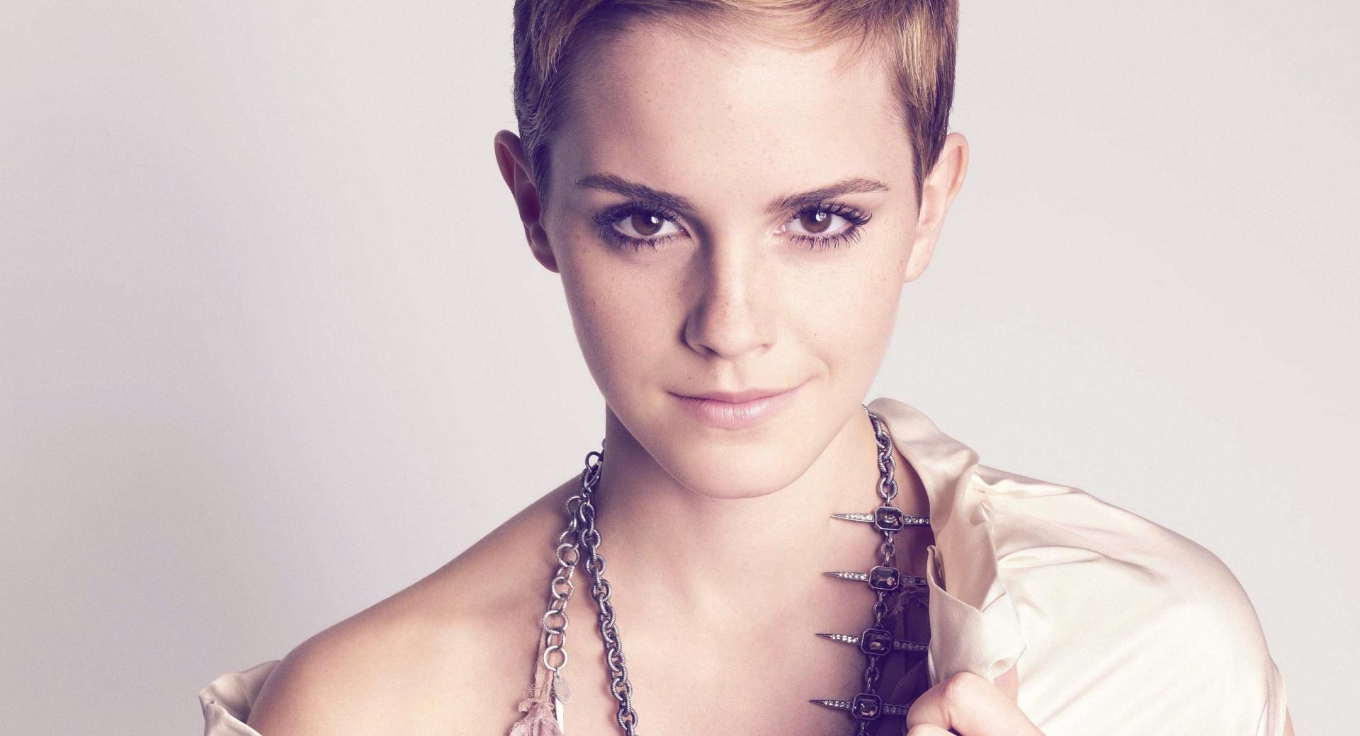 Emma Watson Smilling at 1152 x 864 size wallpapers HD quality