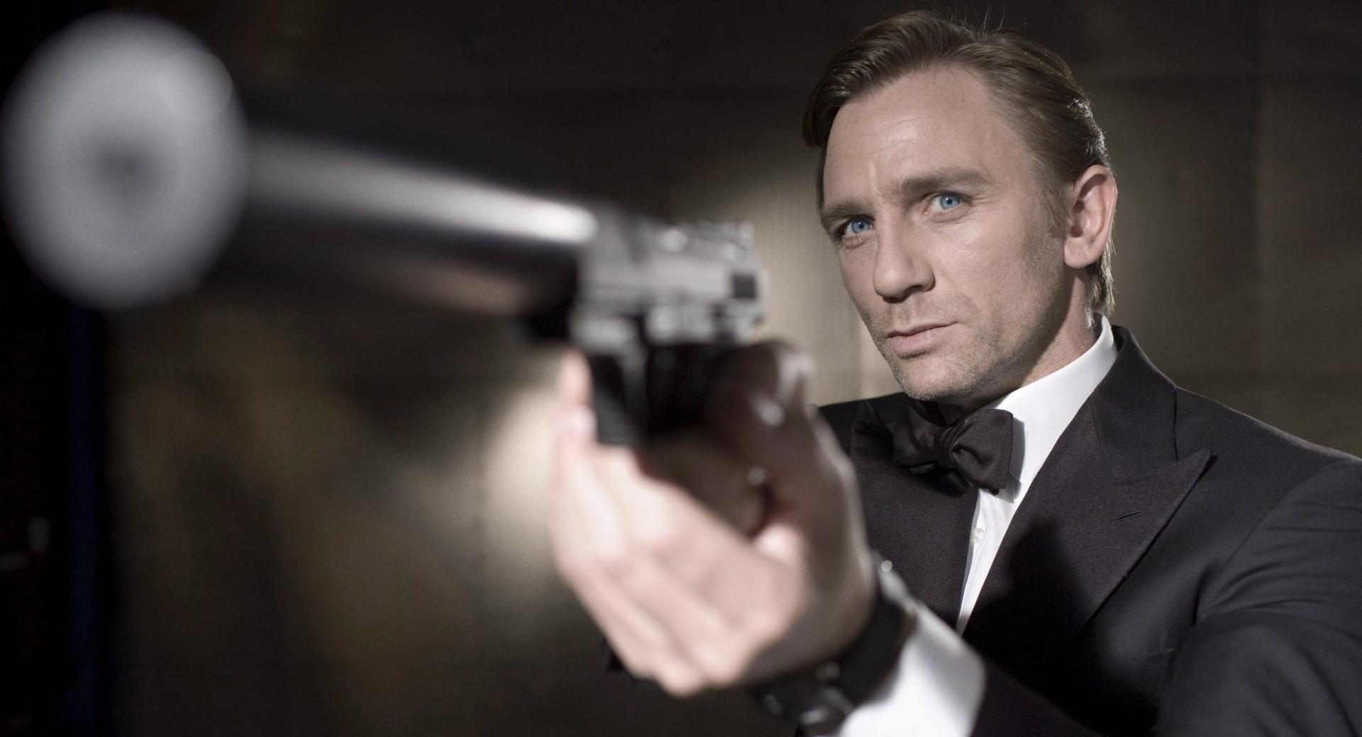 James Bond Casino Royale at 1600 x 1200 size wallpapers HD quality