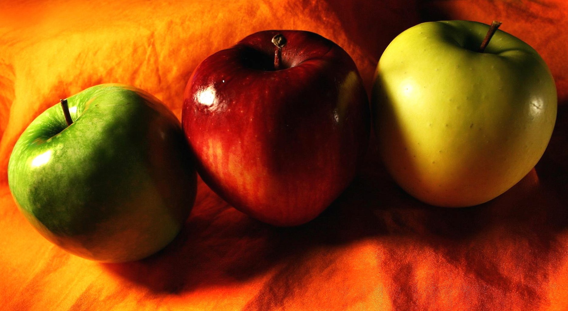 Apples green red yellow at 1024 x 1024 iPad size wallpapers HD quality
