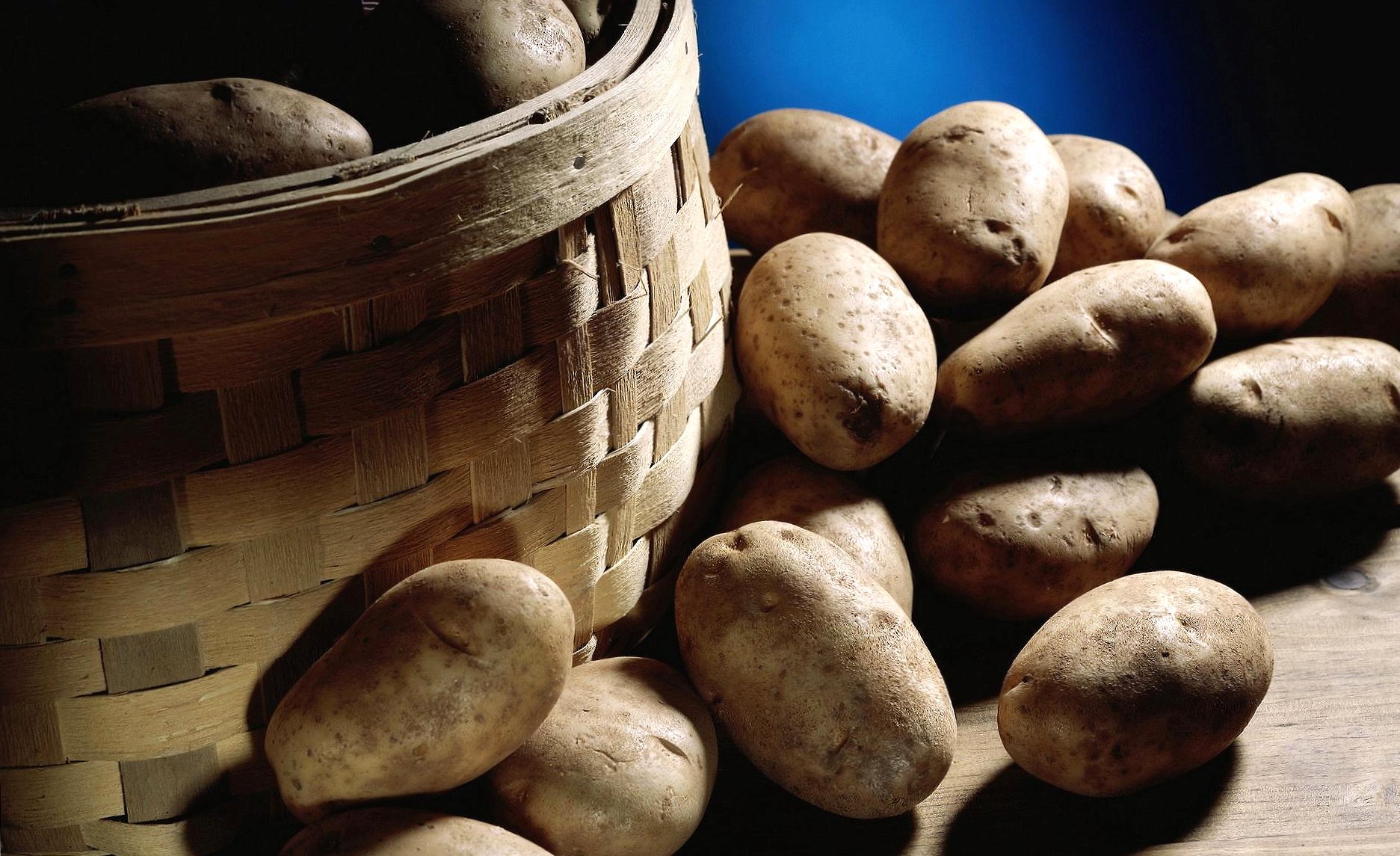 Basket of potetoes at 640 x 960 iPhone 4 size wallpapers HD quality