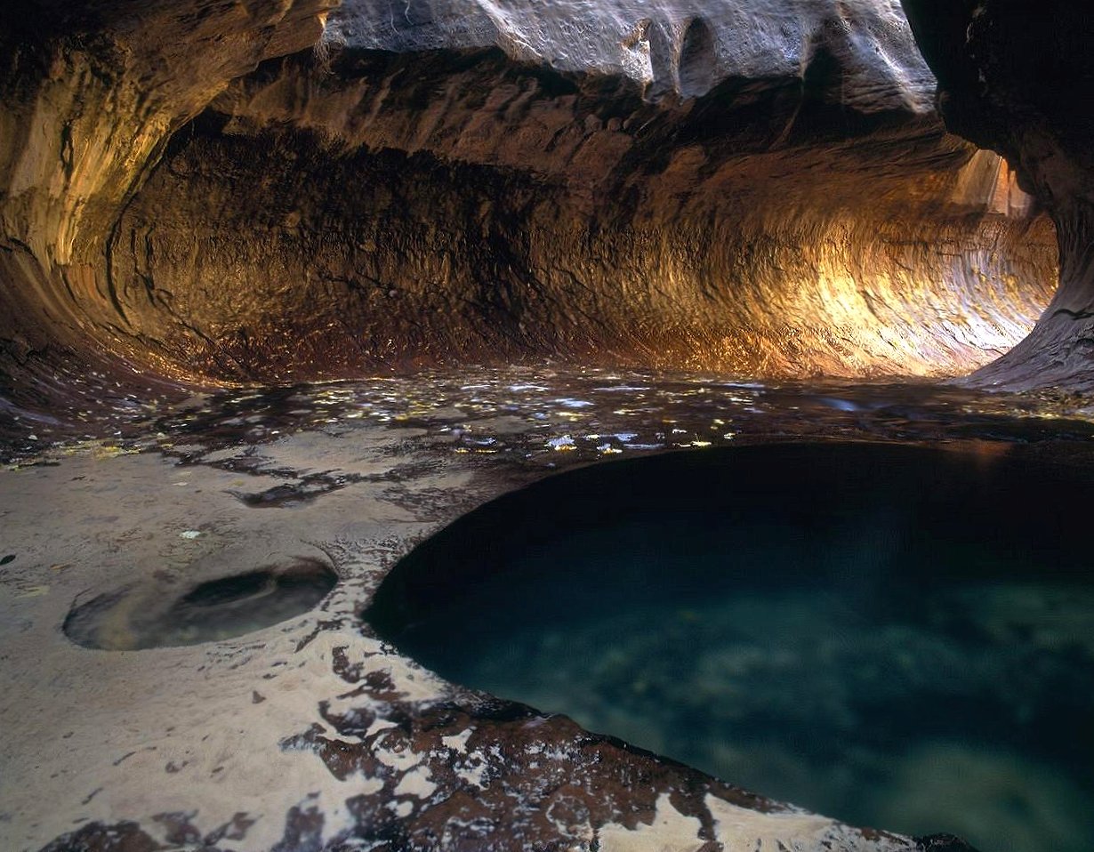 Little lake in a cave at 1152 x 864 size wallpapers HD quality
