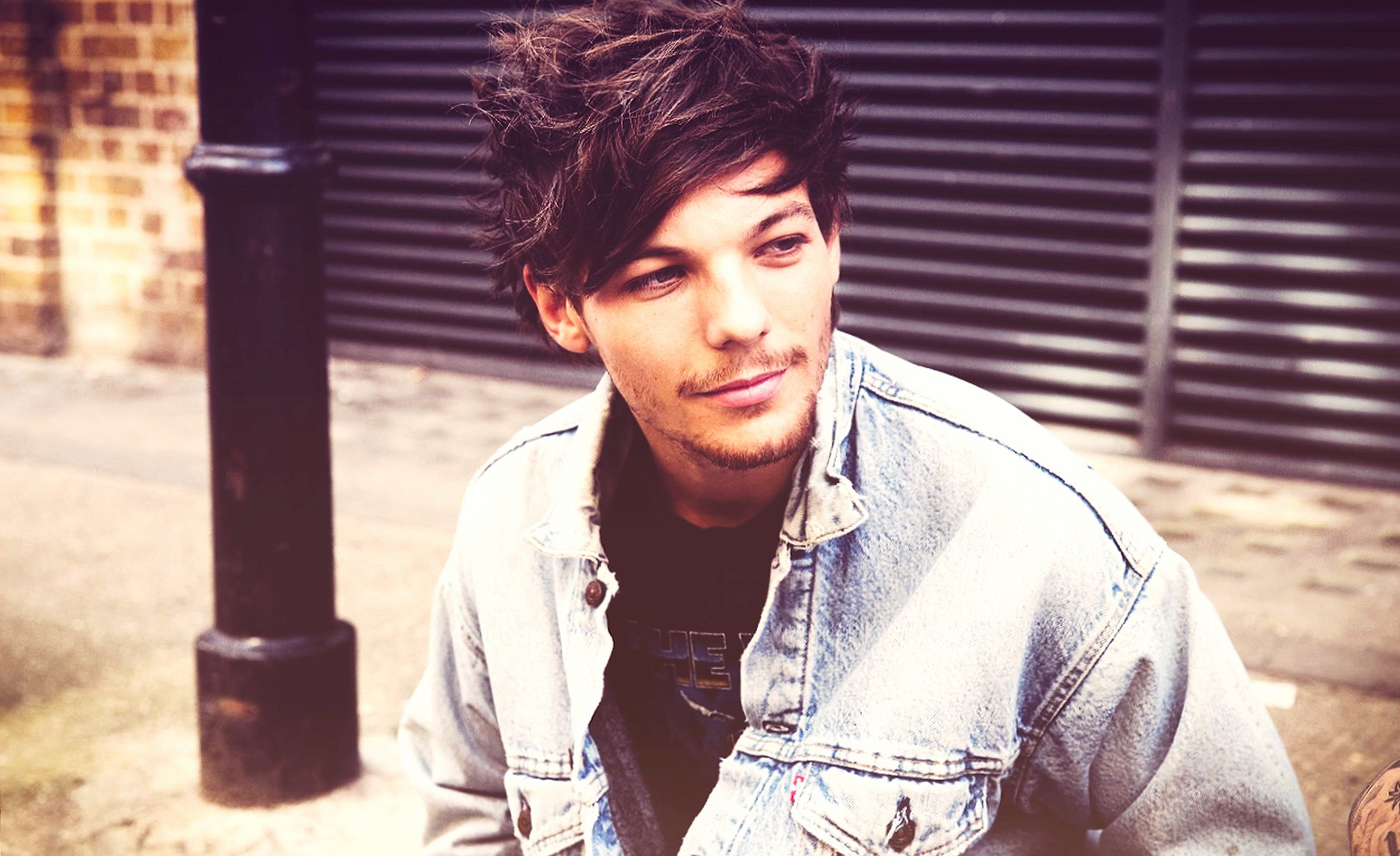 Louis Tomlinson at 640 x 960 iPhone 4 size wallpapers HD quality
