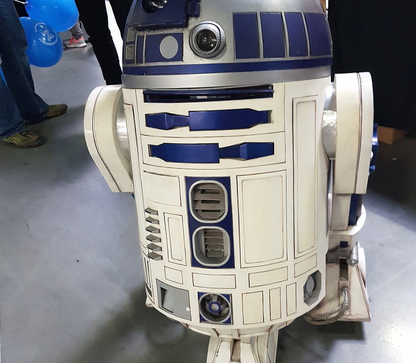 R2D2 at 1152 x 864 size wallpapers HD quality