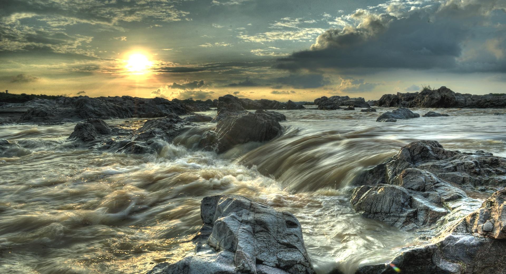 Rocky Stream HDR at 320 x 480 iPhone size wallpapers HD quality